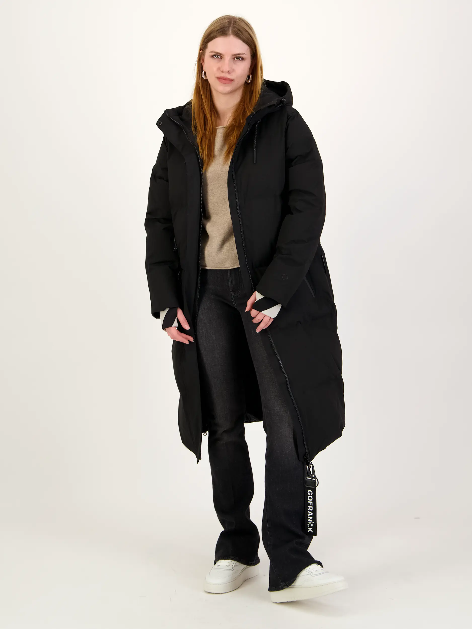 Mantel 'Tsunami' - Artikel Teil eines Outfits getragen von einem Modell - Farbe: Schwarz