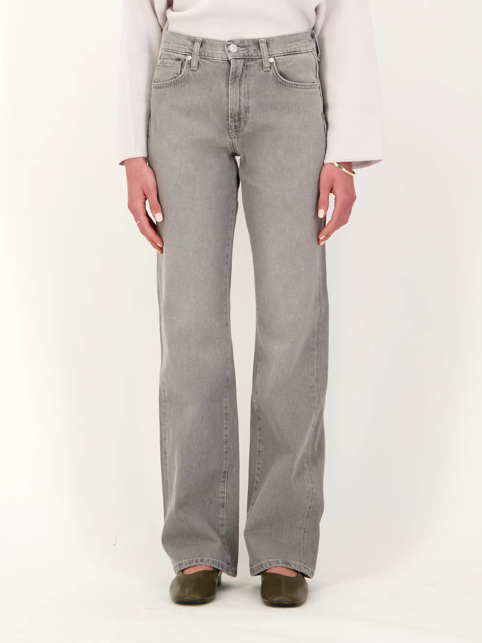 High Rise Straight Leg Jeans 'Tess' - Artikel Vorderseite getragen von einem Modell - Farbe: Grau