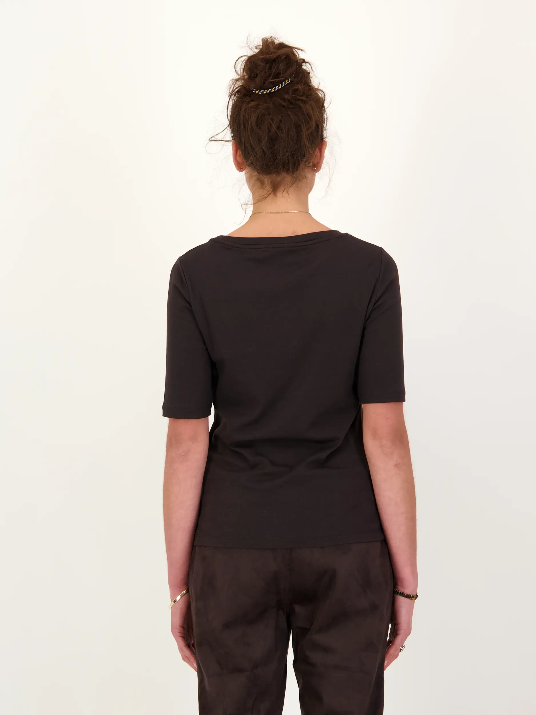 T-Shirt 'Jette'  - Artikel Rückseite getragen von einem Modell - Farbe: Braun