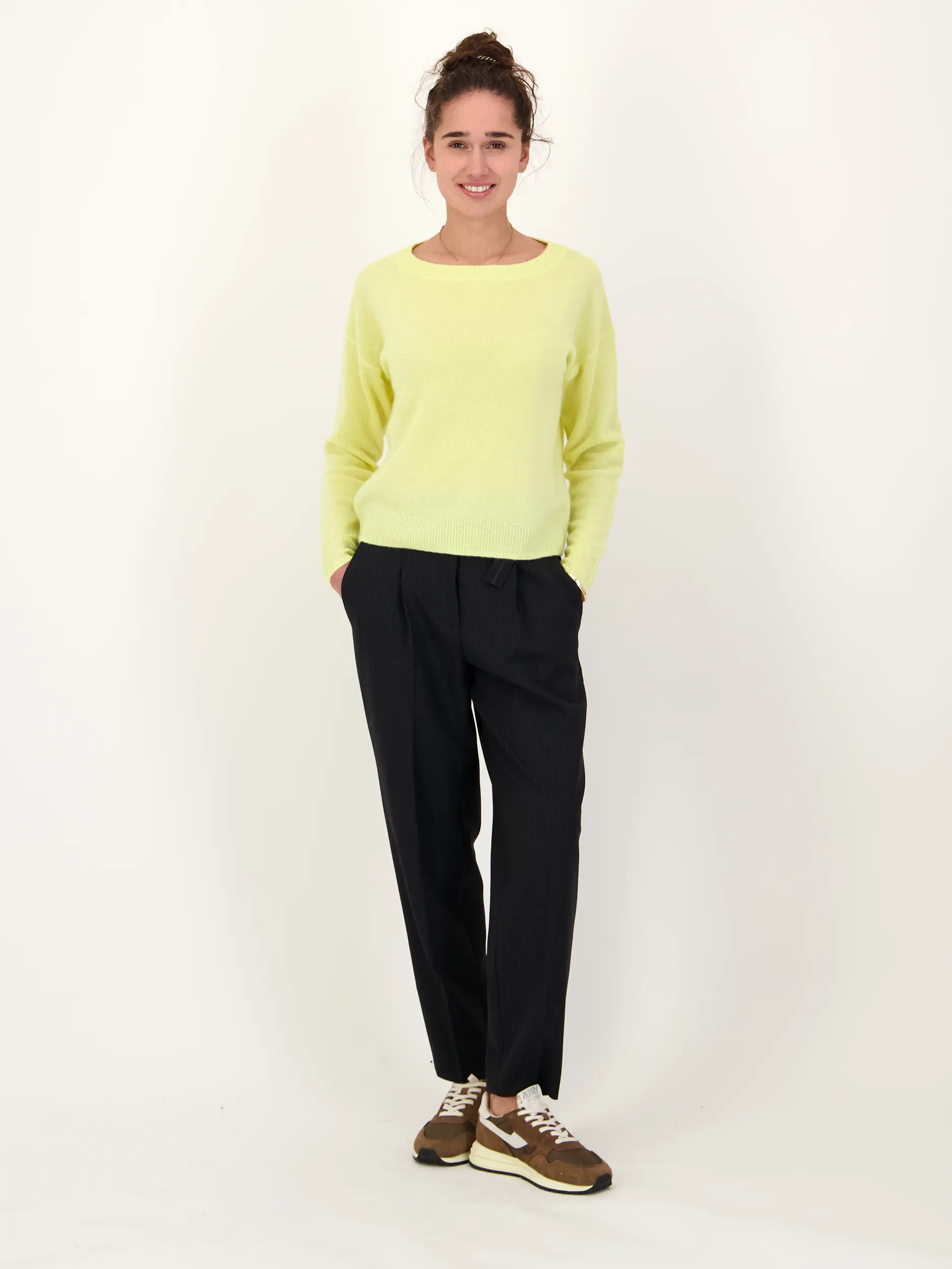 Pullover langarm aus Kaschmir - Artikel Teil eines Outfits getragen von einem Modell - Farbe: Gelb