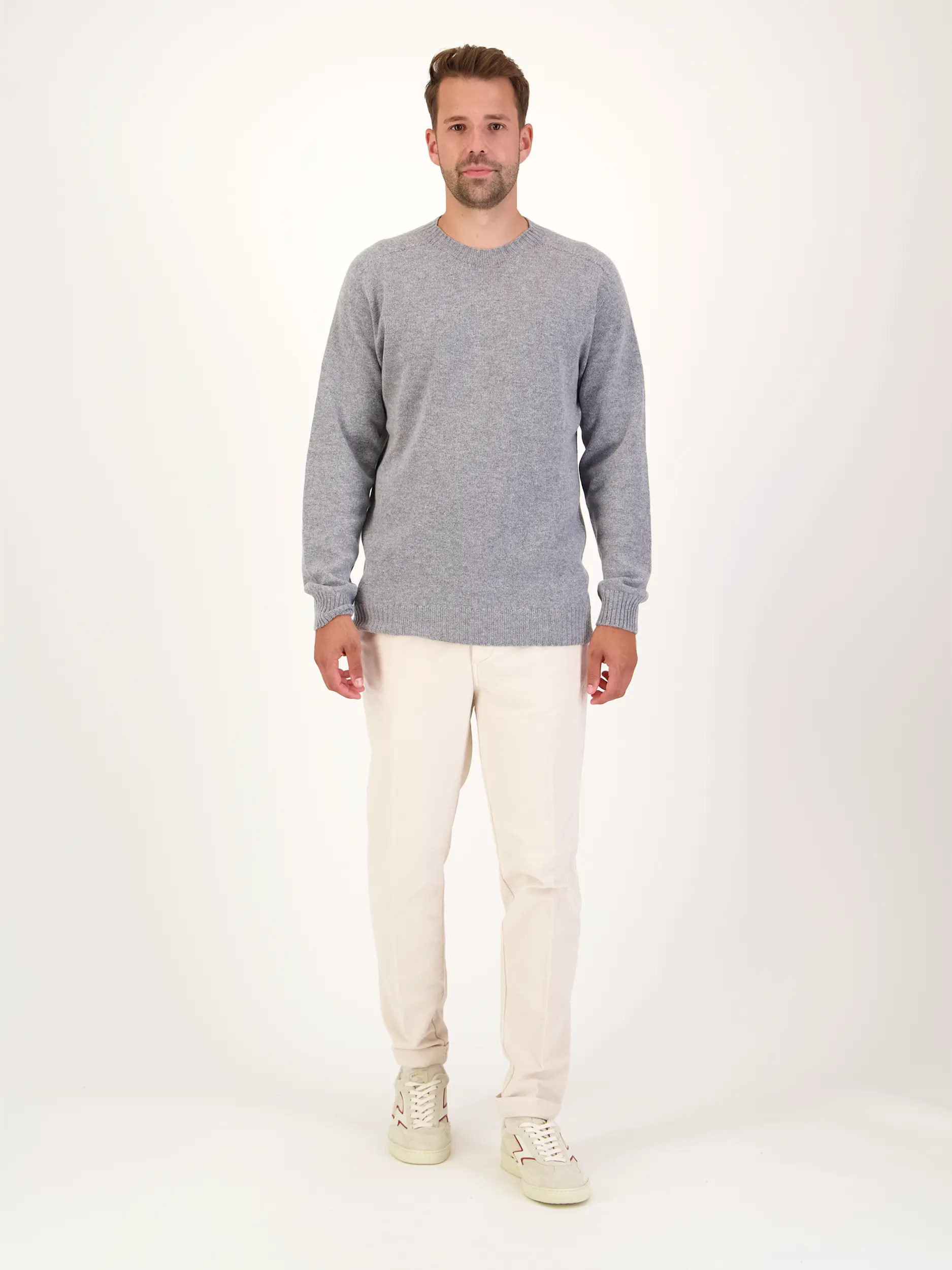 Pullover aus Wolle langarm - Artikel Teil eines Outfits getragen von einem Modell - Farbe: Grau