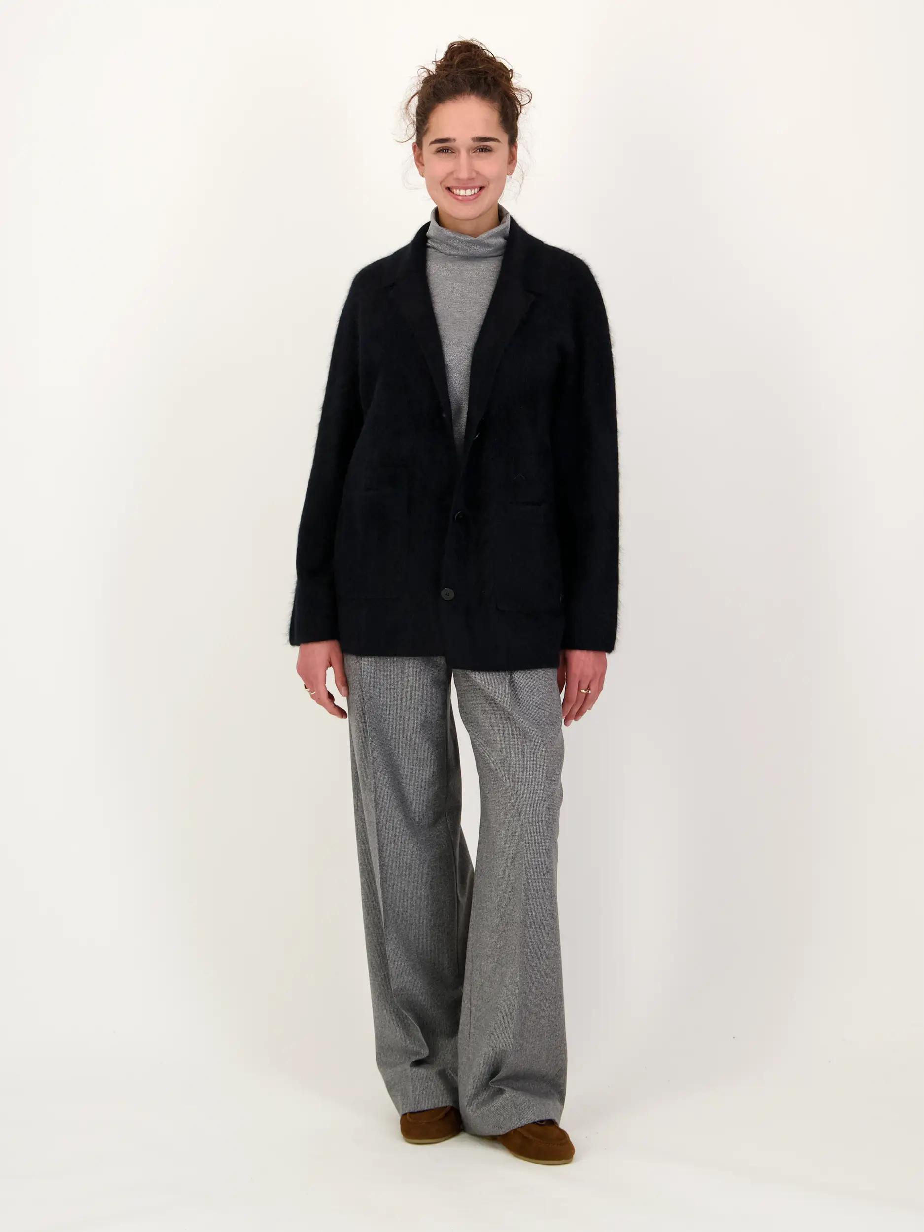 Strickjacke 'Jadie' - Artikel Teil eines Outfits getragen von einem Modell - Farbe: Schwarz