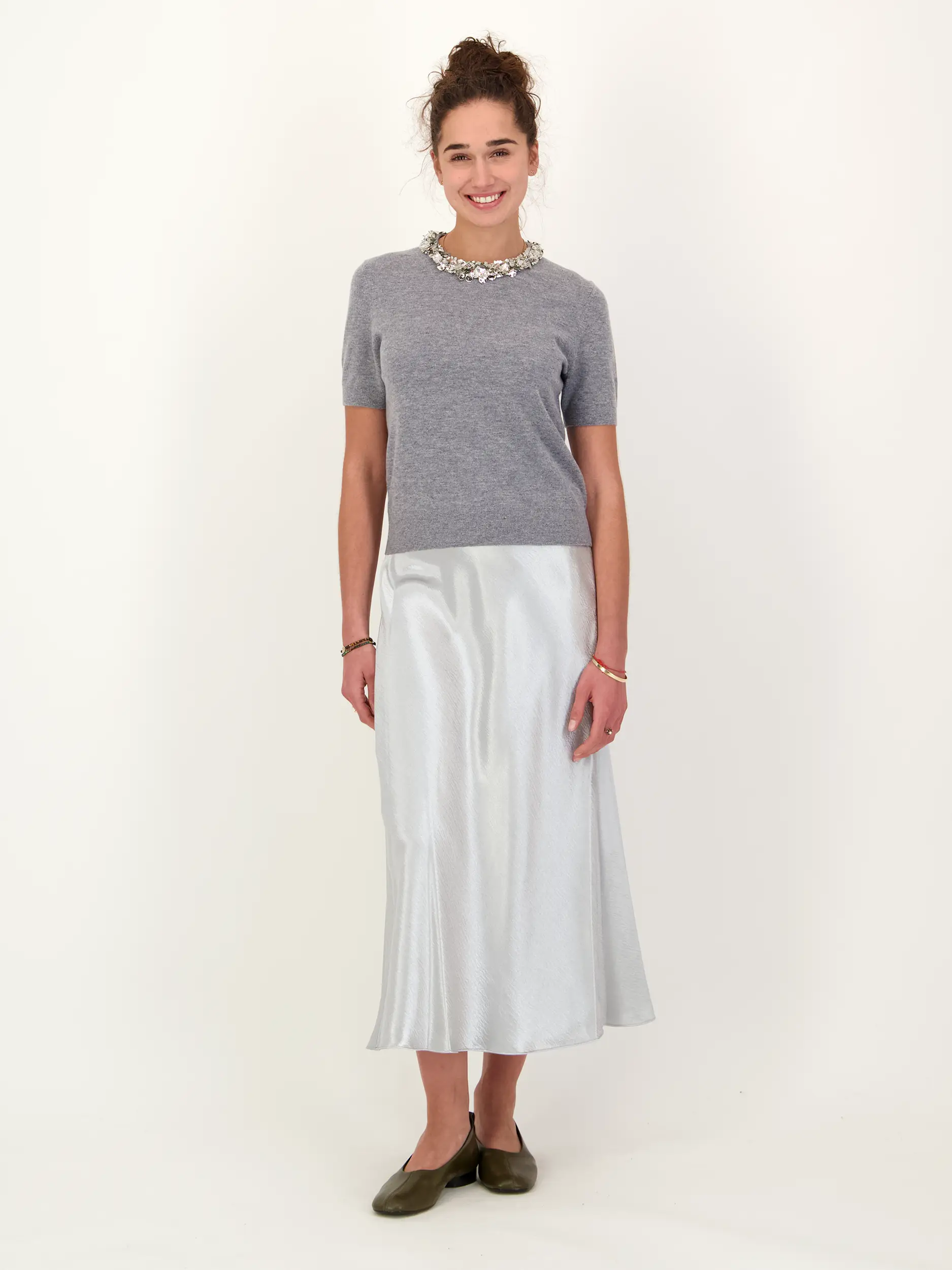 Pullover aus Wolle mit Glitzer kurzarm - Artikel Teil eines Outfits getragen von einem Modell - Farbe: Grau