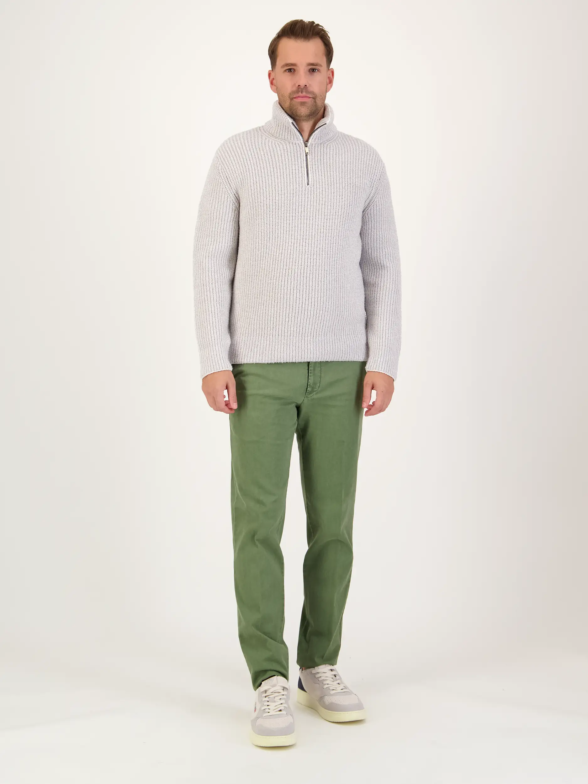 Chinohose 'Lupus' - Artikel Teil eines Outfits getragen von einem Modell - Farbe: Grün