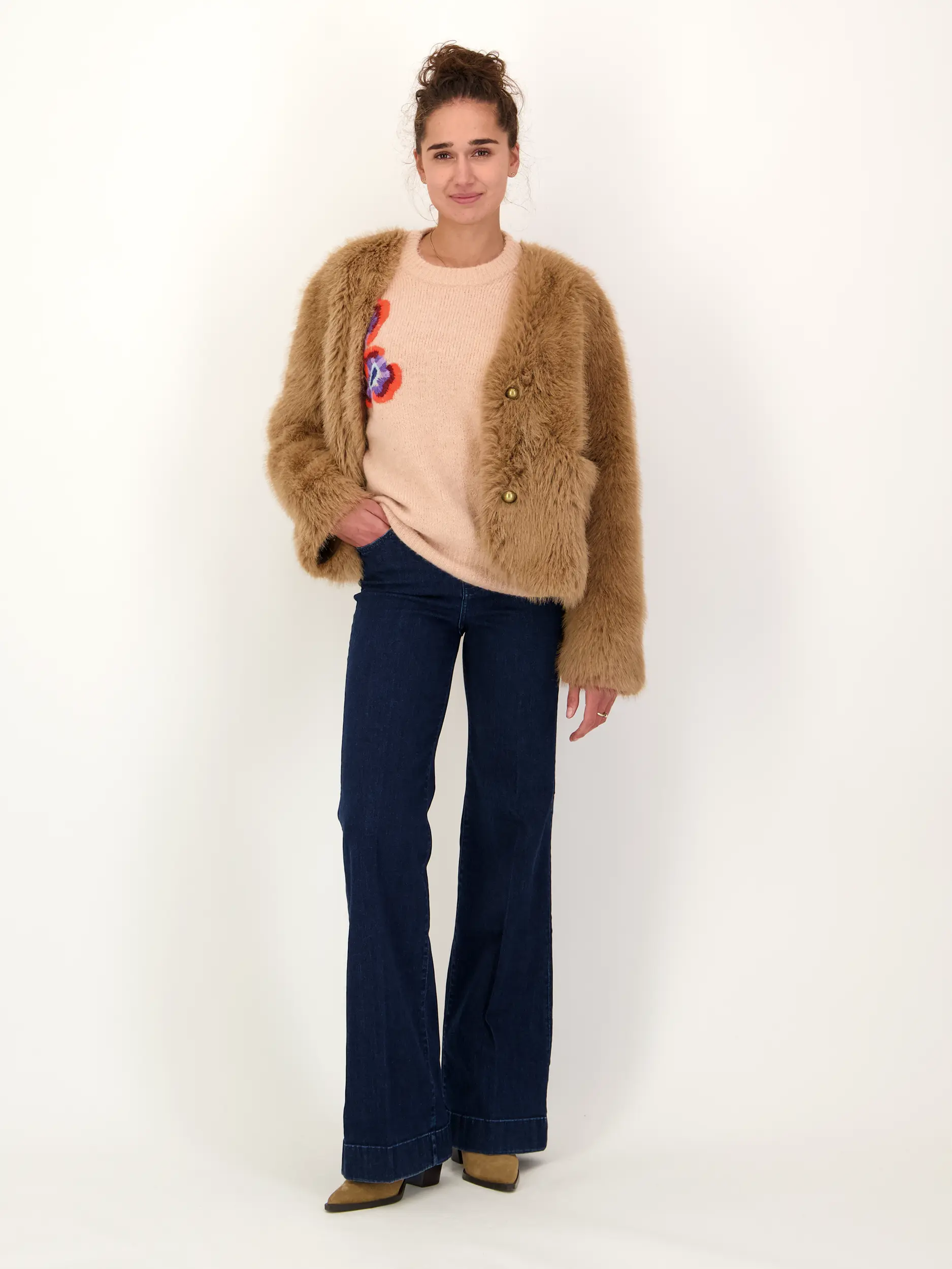Jacke 'Ijacket' in Felloptik - Artikel Teil eines Outfits getragen von einem Modell - Farbe: Braun