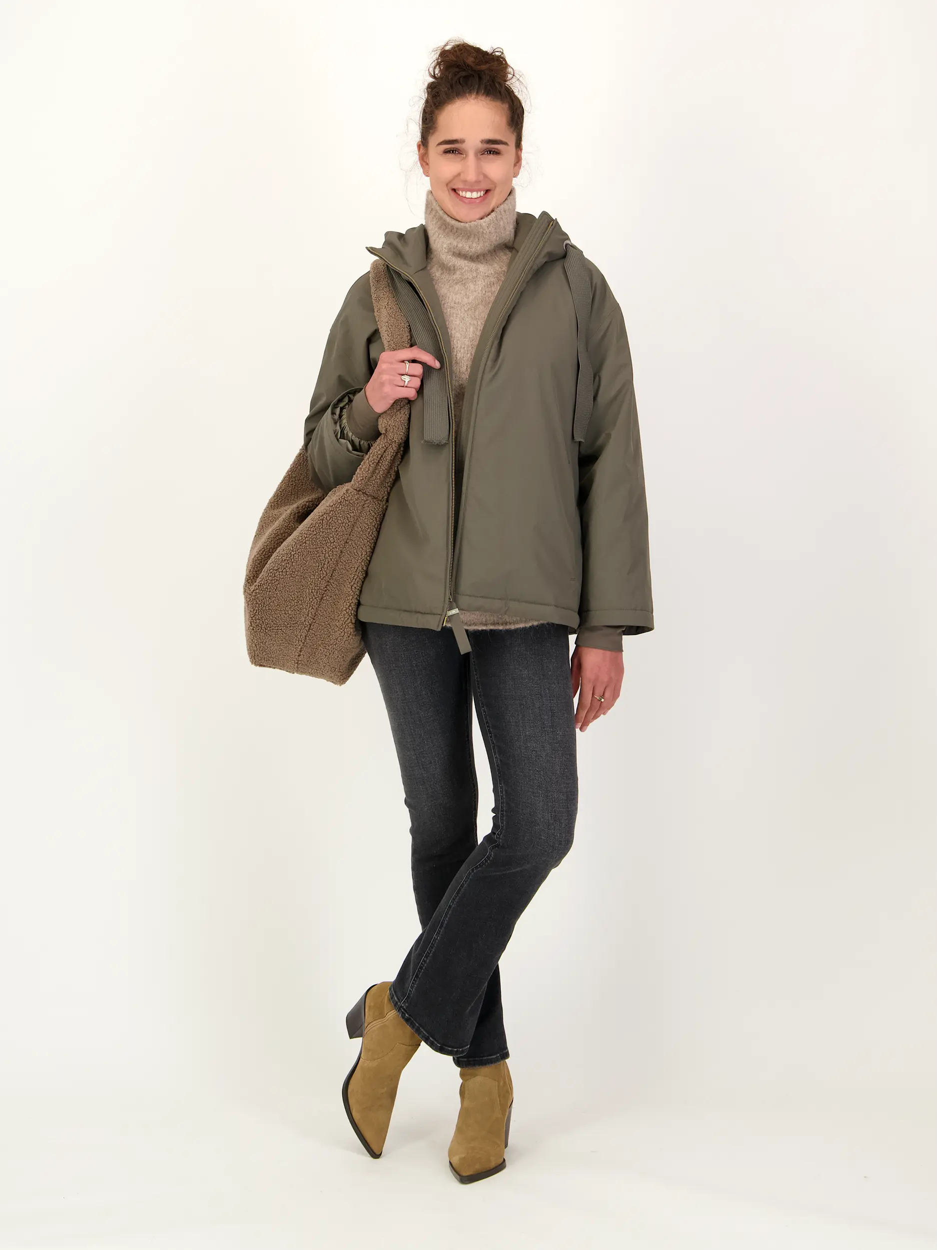 Pullover 'Livturtle' aus Alpaka langarm - Artikel Teil eines Outfits getragen von einem Modell - Farbe: Beige