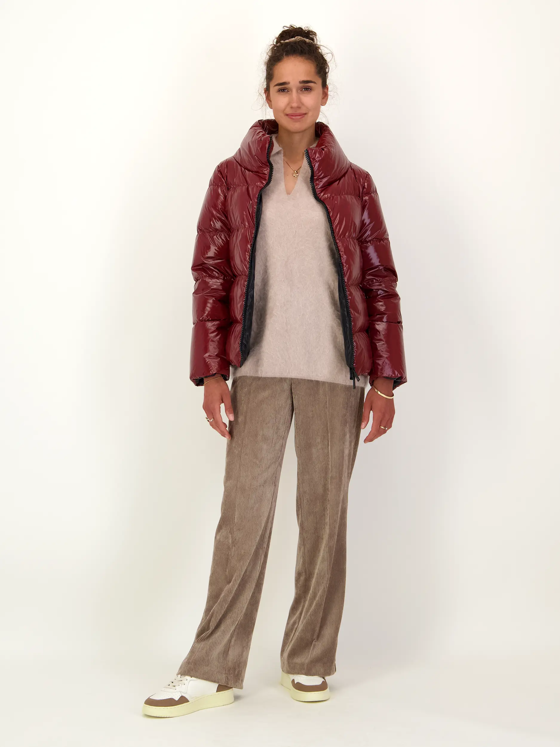 Cordhose 'Amelie' - Artikel Teil eines Outfits getragen von einem Modell - Farbe: Braun
