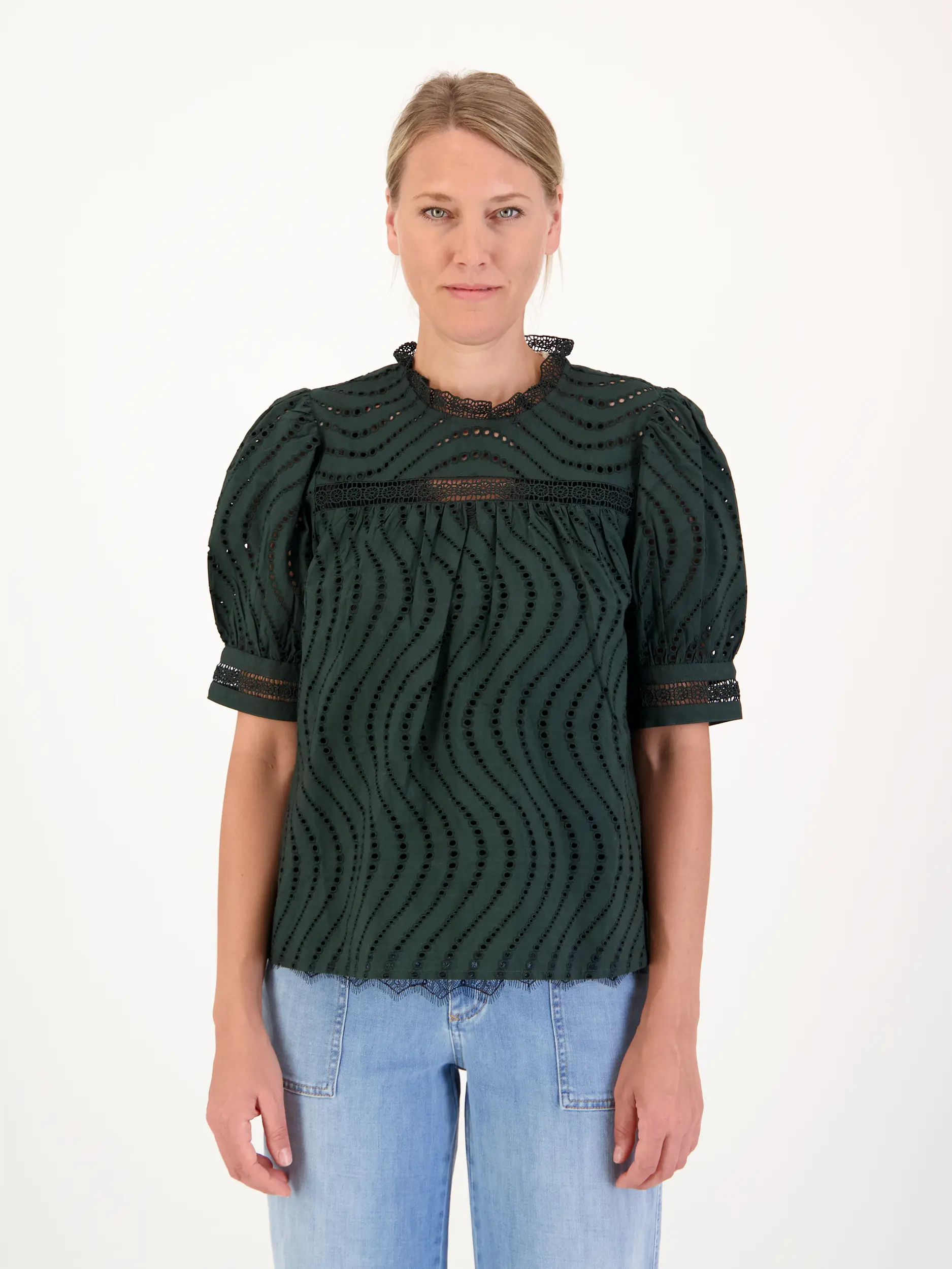 Baumwollbluse mit Lochstickerei kurzarm - Artikel Vorderseite getragen von einem Modell - Farbe: Grün
