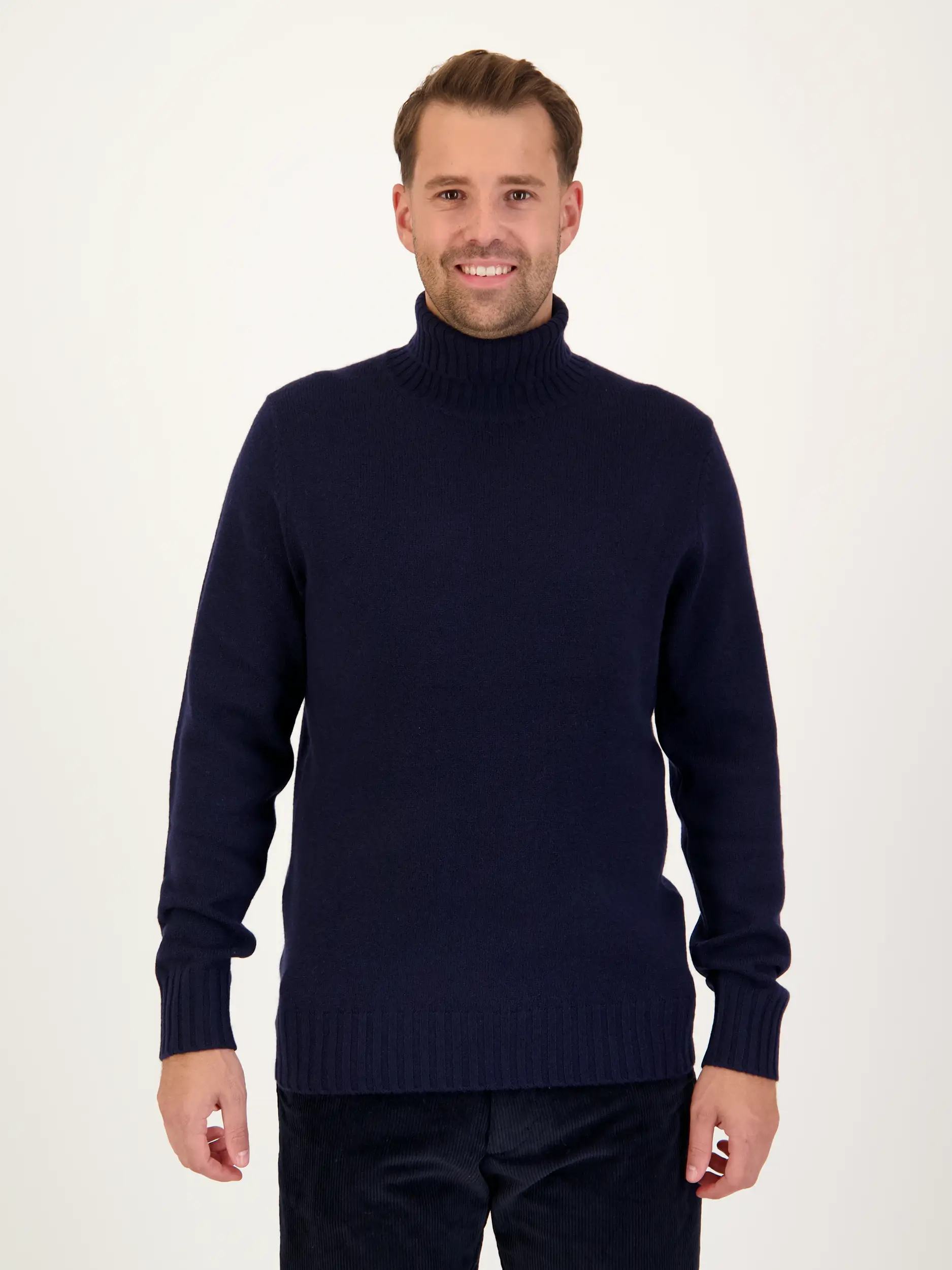 Rollkragenpullover 'Trani' aus Kaschmir-Merino-Mix langarm - Artikel Vorderseite getragen von einem Modell - Farbe: Blau