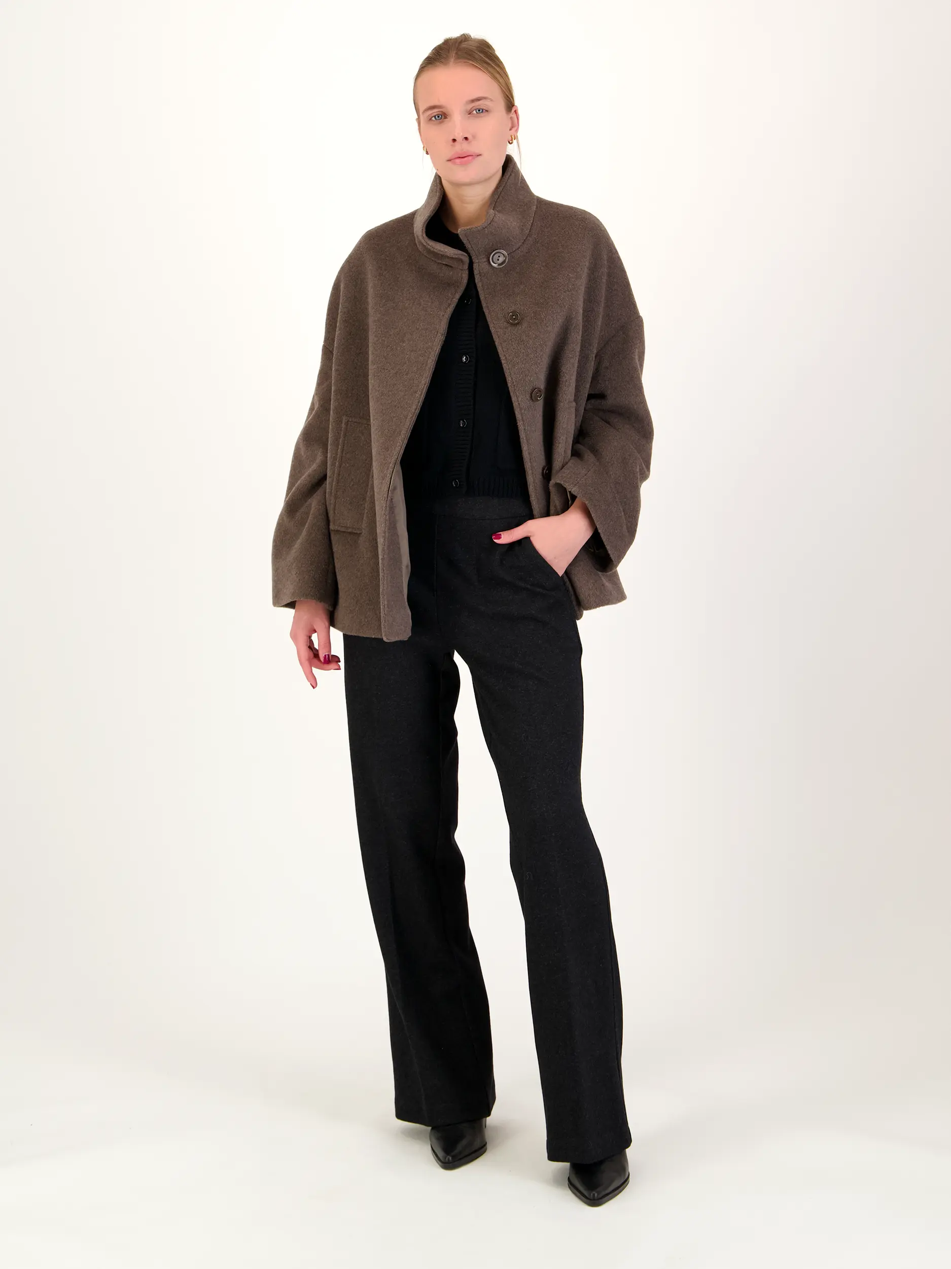 Strickjacke aus Wolle - Artikel Teil eines Outfits getragen von einem Modell - Farbe: Schwarz