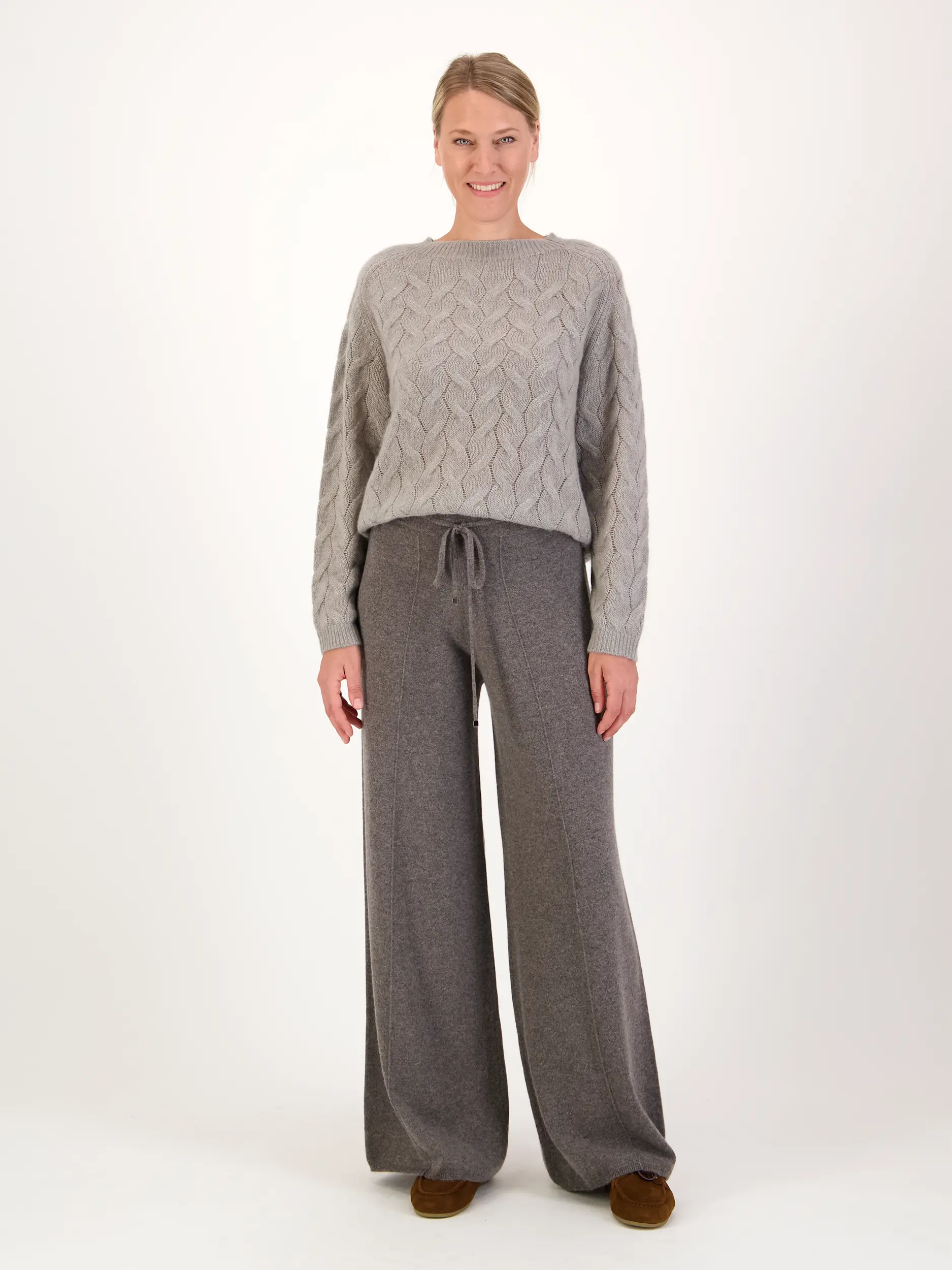 Wollhose - Artikel Teil eines Outfits getragen von einem Modell - Farbe: Grau