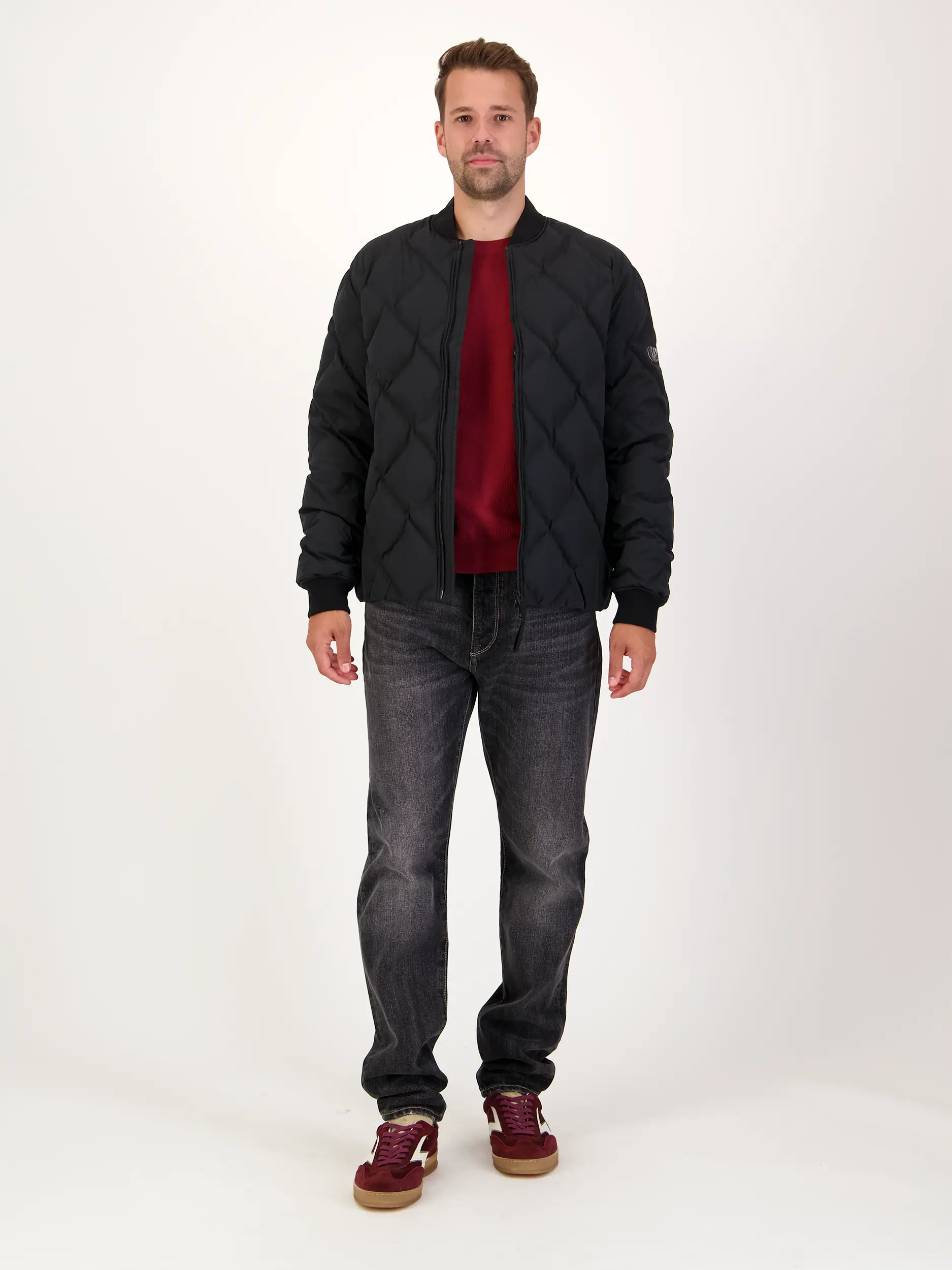 Pullover 'Fosop' - Artikel Teil eines Outfits getragen von einem Modell - Farbe: Rot