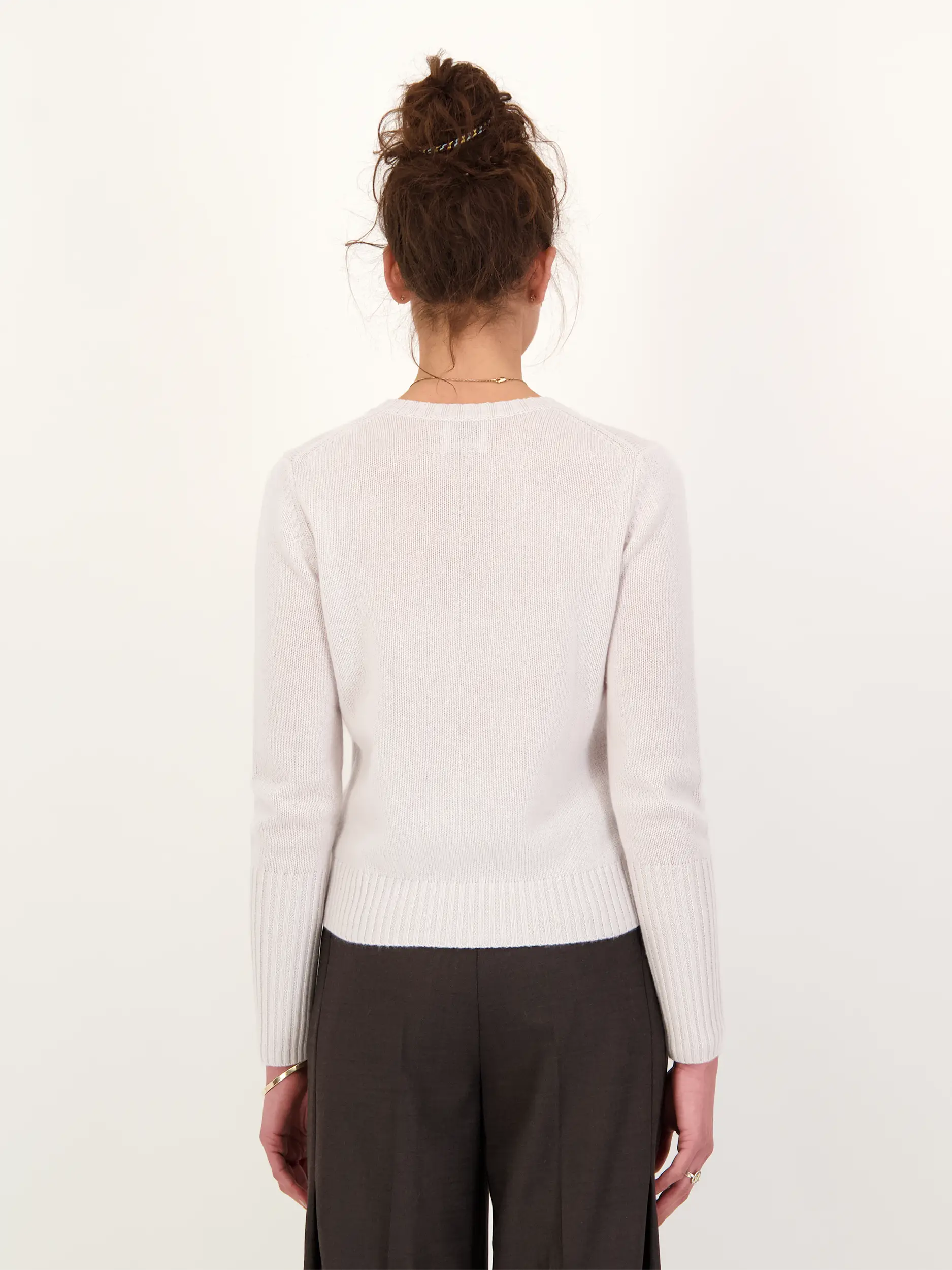 Pullover aus Kaschmir - Artikel Rückseite getragen von einem Modell - Farbe: Grau