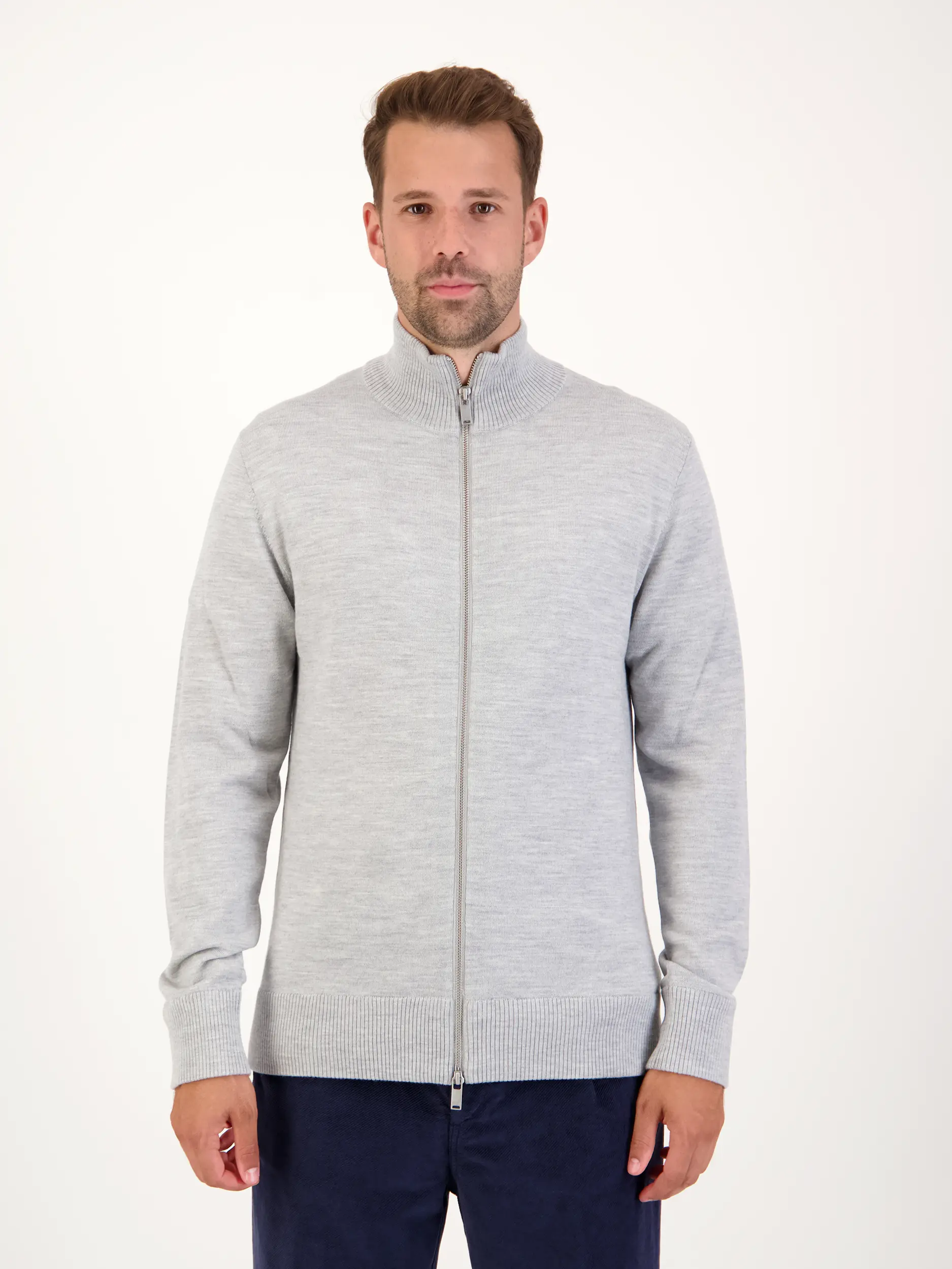 Strickjacke 'Antonio' aus Schurwolle - Artikel Vorderseite getragen von einem Modell - Farbe: Grau