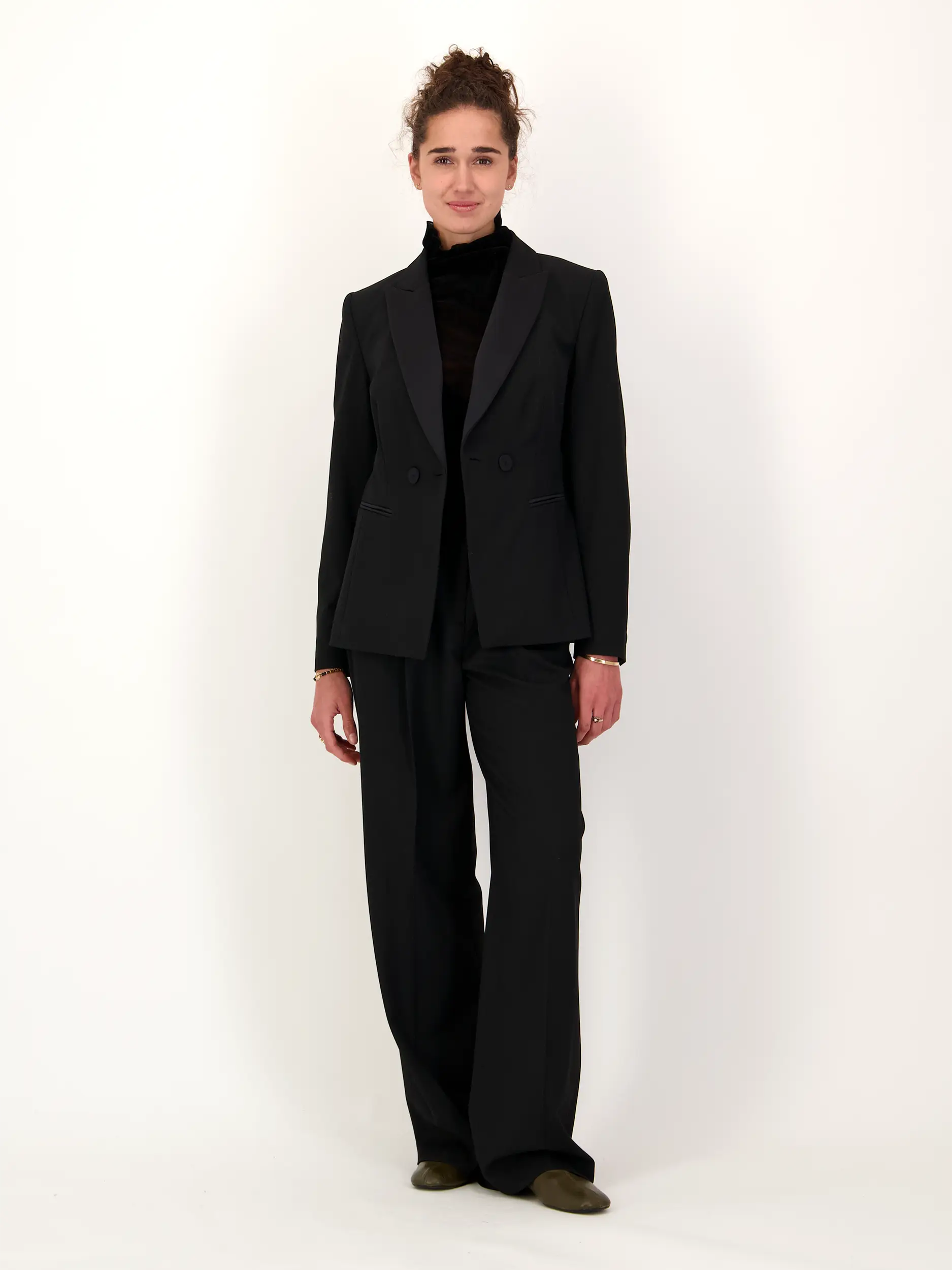 Bundfaltenhose - Artikel Teil eines Outfits getragen von einem Modell - Farbe: Schwarz