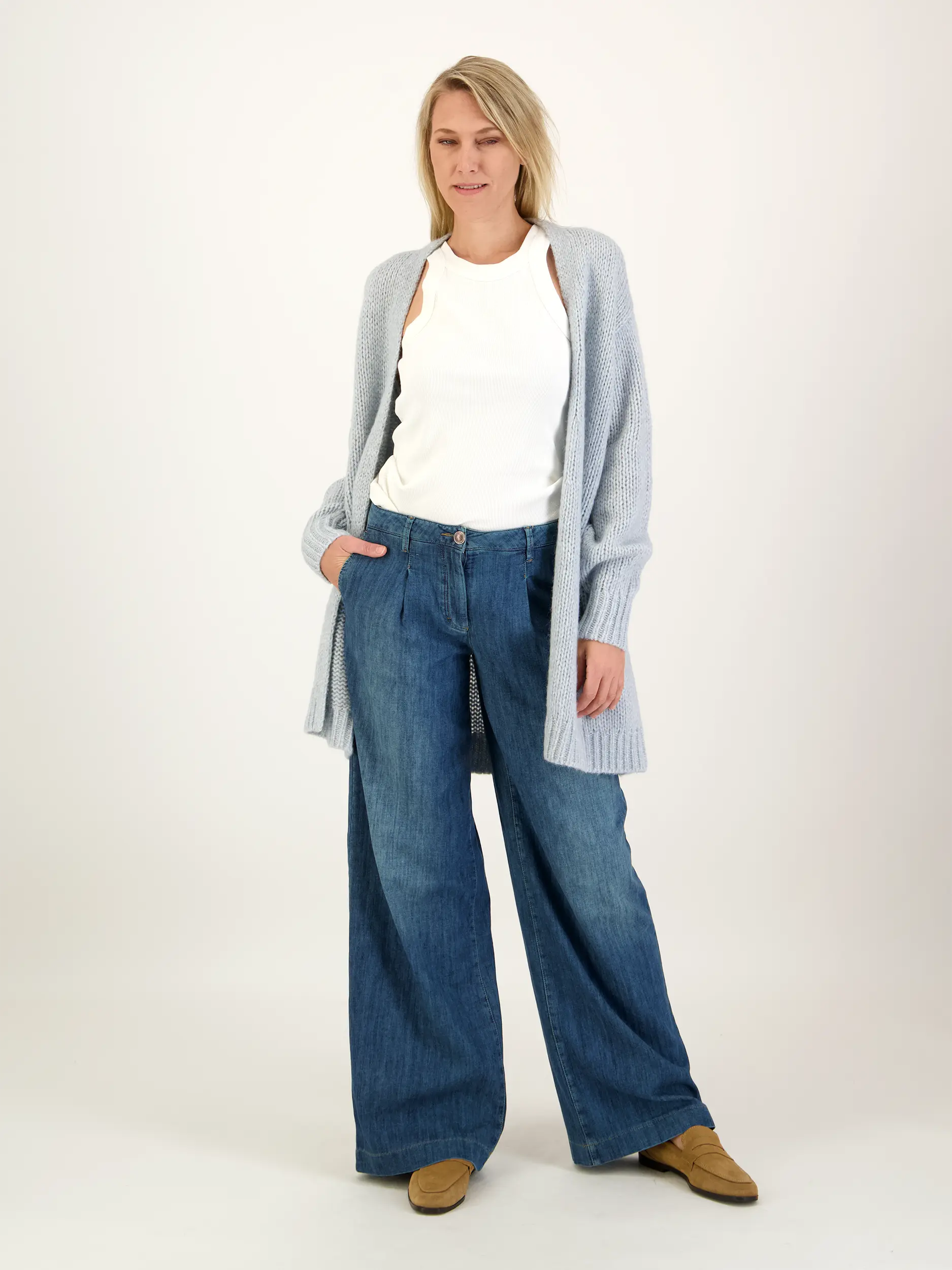 Strickjacke aus Woll-Mix - Artikel Teil eines Outfits getragen von einem Modell