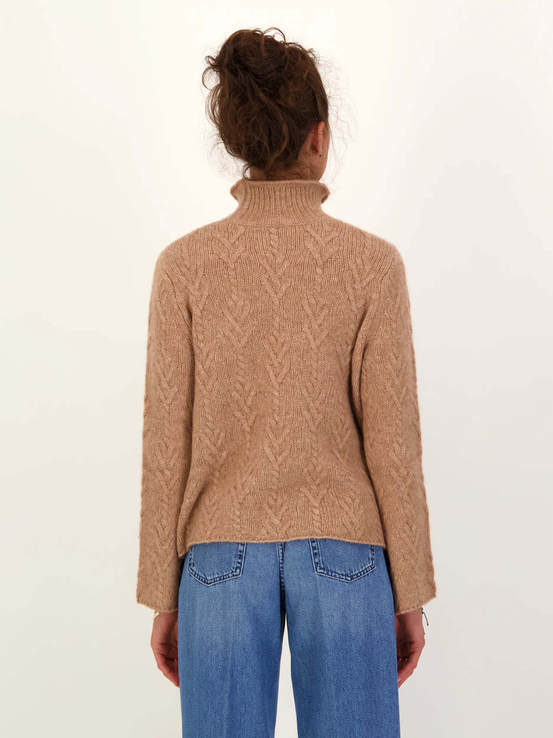 Pullover 'Easton' aus Kaschmir langarm - Artikel Rückseite getragen von einem Modell