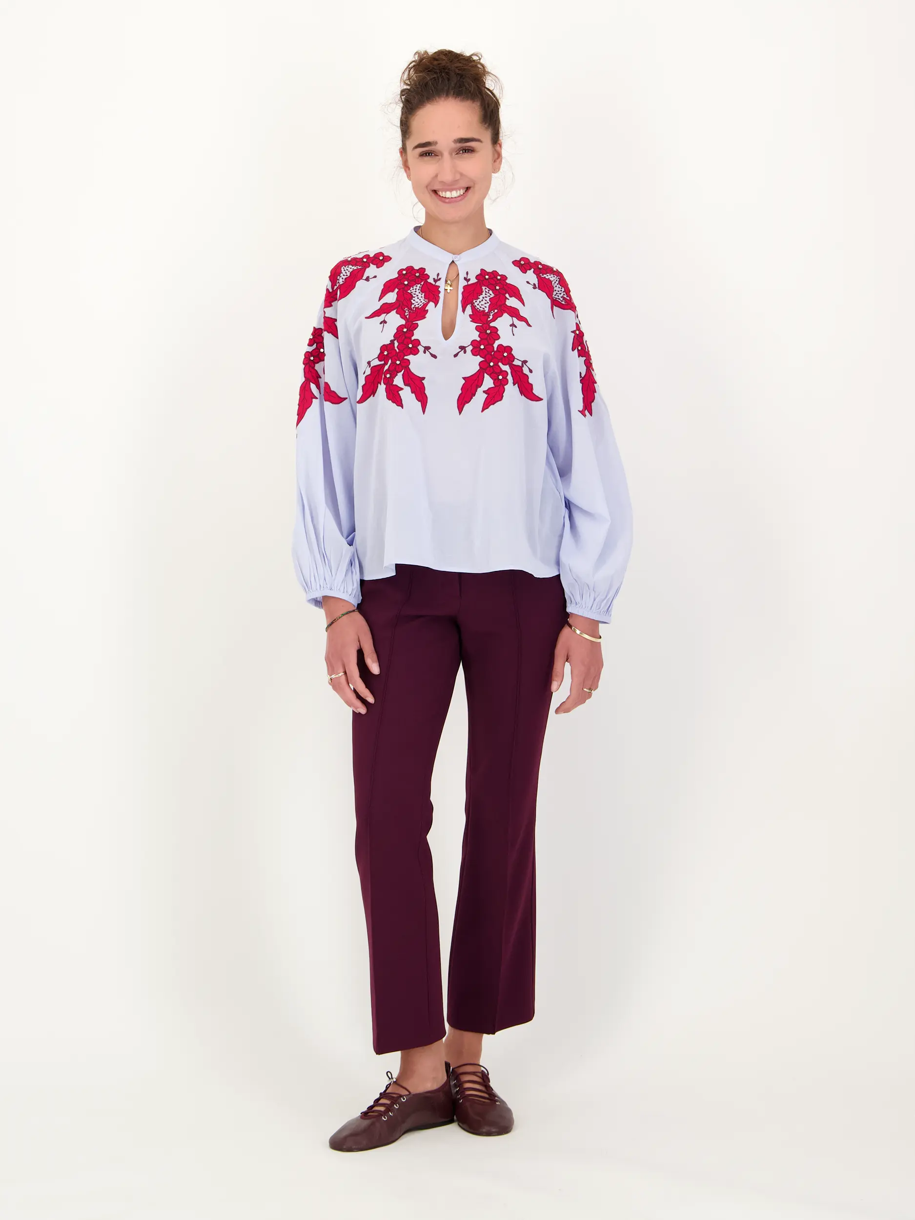 Baumwollbluse 'Ishimbay' mit Blumen Print langarm - Artikel Teil eines Outfits getragen von einem Modell - Farbe: Blau