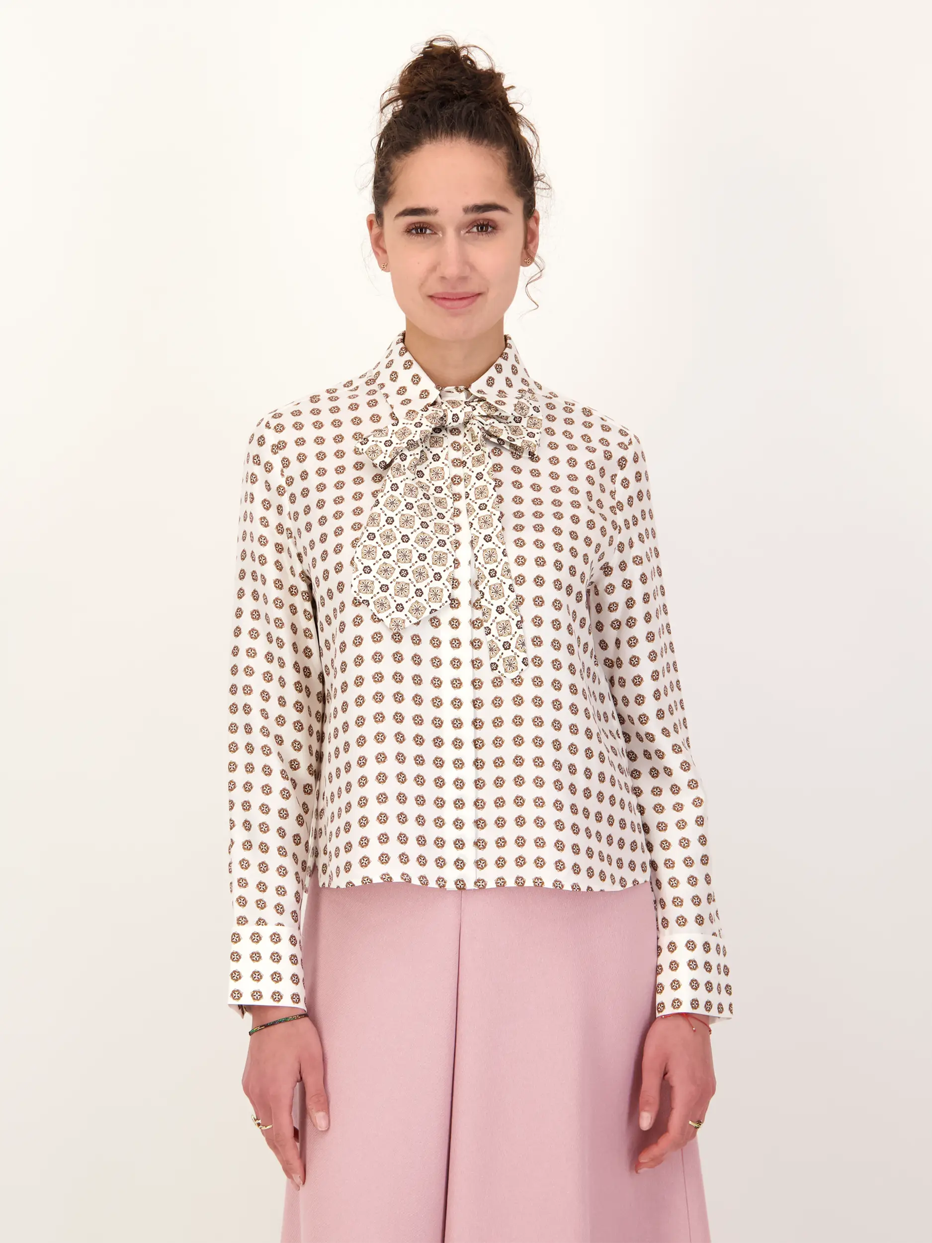 Gemusterte Schluppennbluse 'Graphic Dreams' aus Seide langarm - Artikel Vorderseite getragen von einem Modell - Farbe: Creme