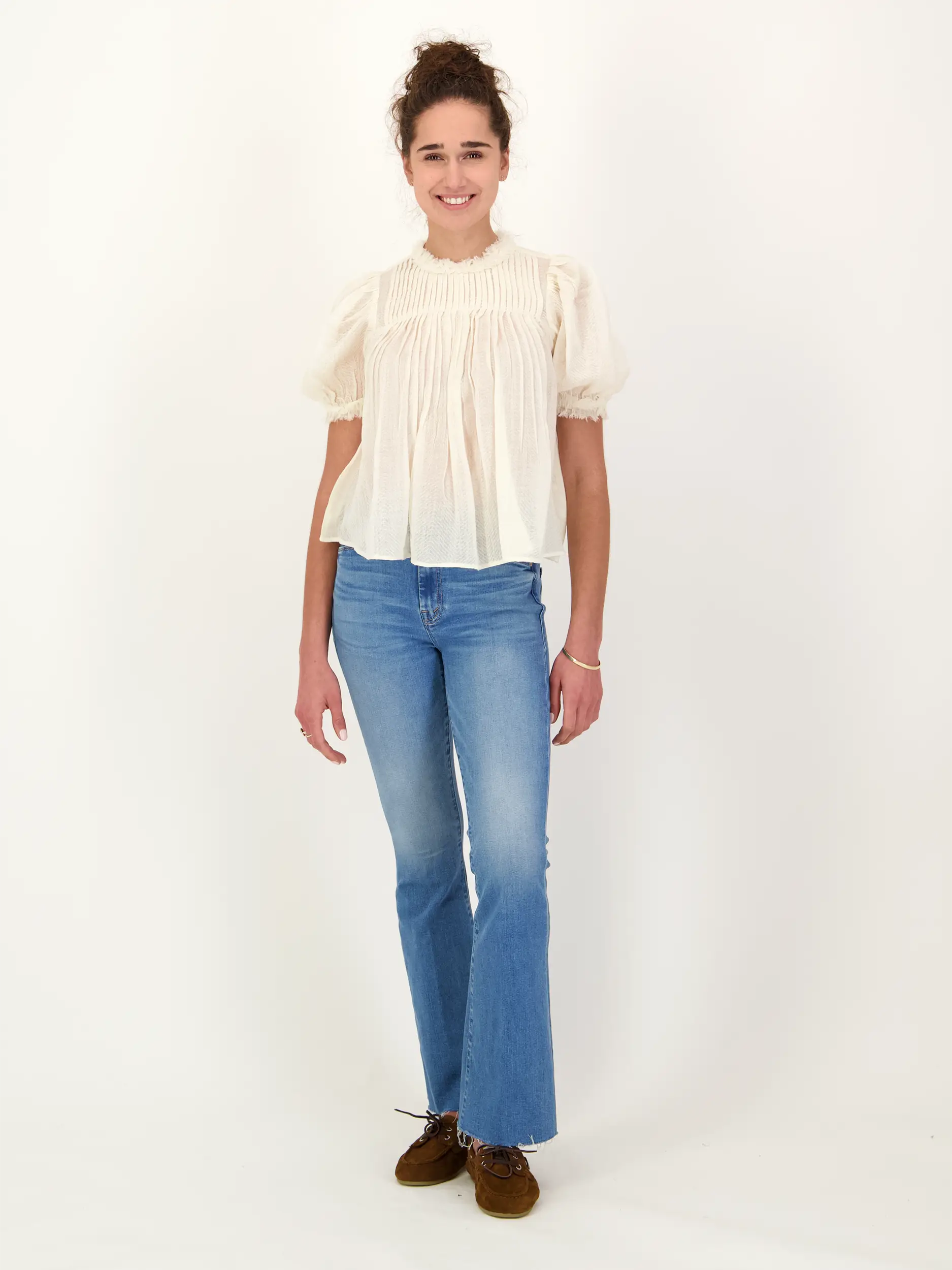 Bluse 'Karlyn' aus Wolle mit Raffungen 3/4 Arm - Artikel Teil eines Outfits getragen von einem Modell - Farbe: Creme
