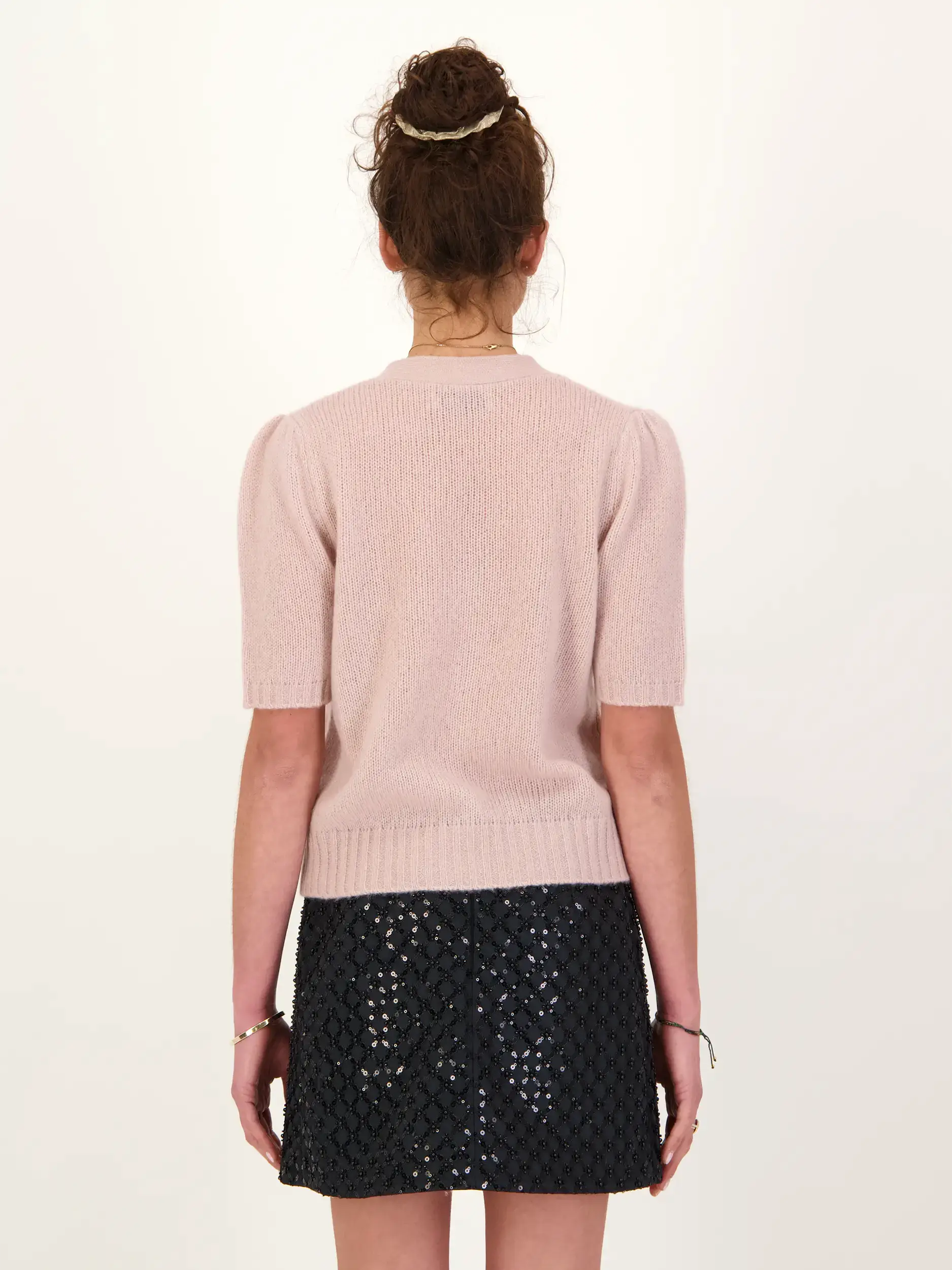 Strickjacke 'Shiso' aus Kaschmir Seide Mix - Artikel Rückseite getragen von einem Modell - Farbe: Rosa&Pink