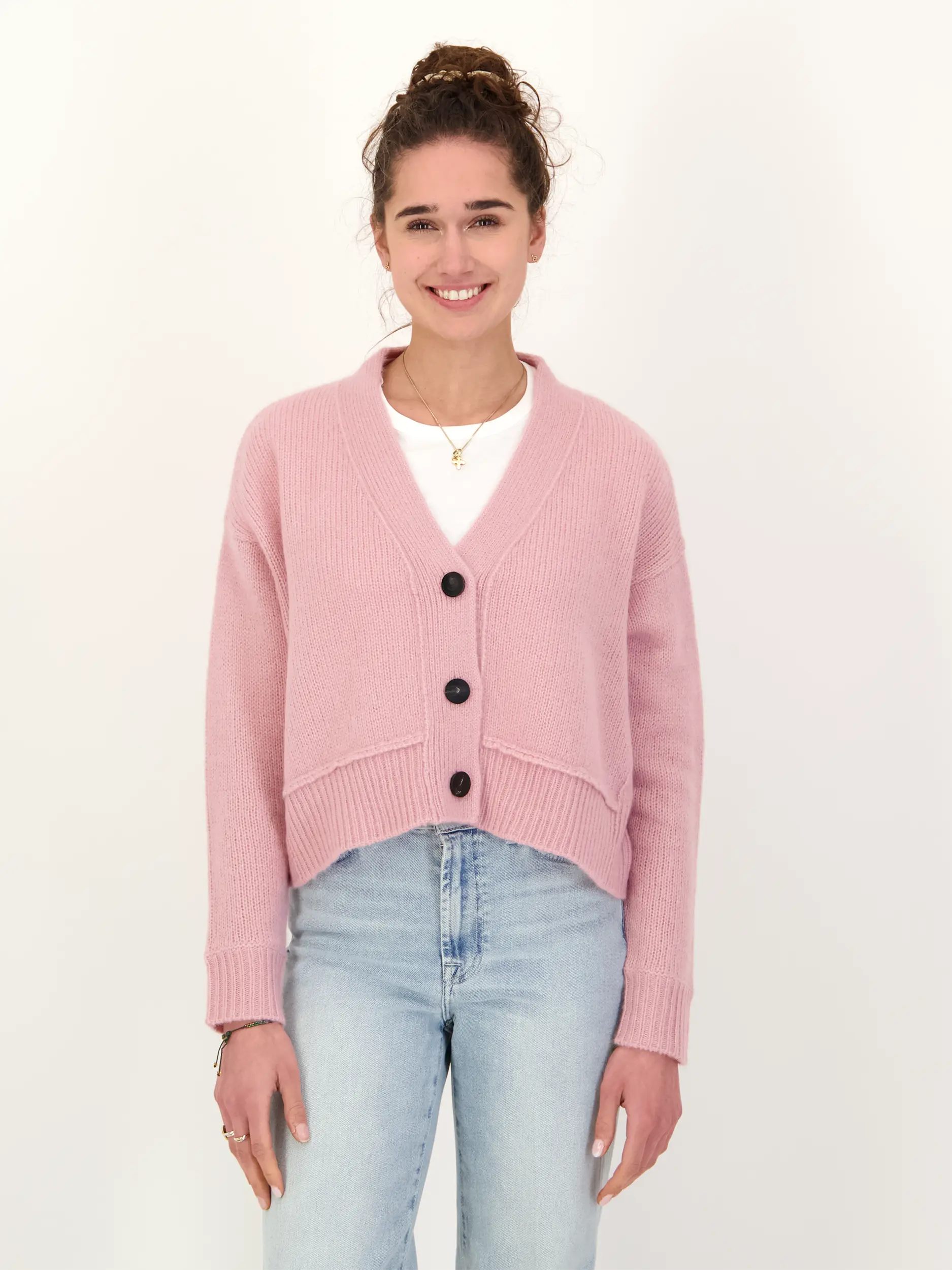 Strickjacke 'Riely' aus Kaschmir - Artikel Vorderseite getragen von einem Modell - Farbe: Rosa&Pink