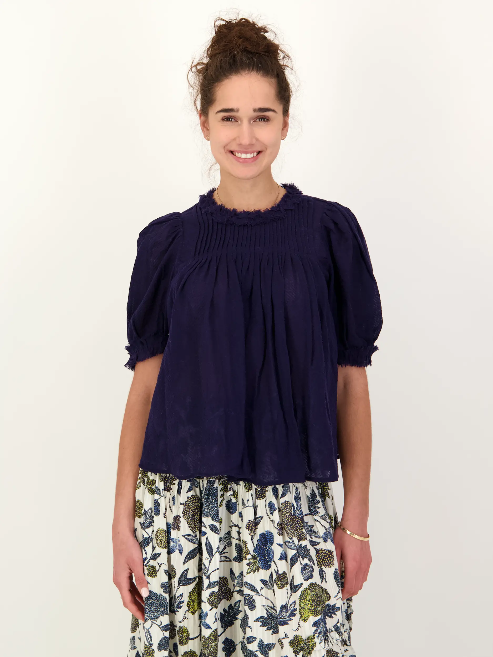 Bluse 'Karlyn' aus Wolle mit Raffungen 3/4 Arm - Artikel Vorderseite getragen von einem Modell - Farbe: Blau