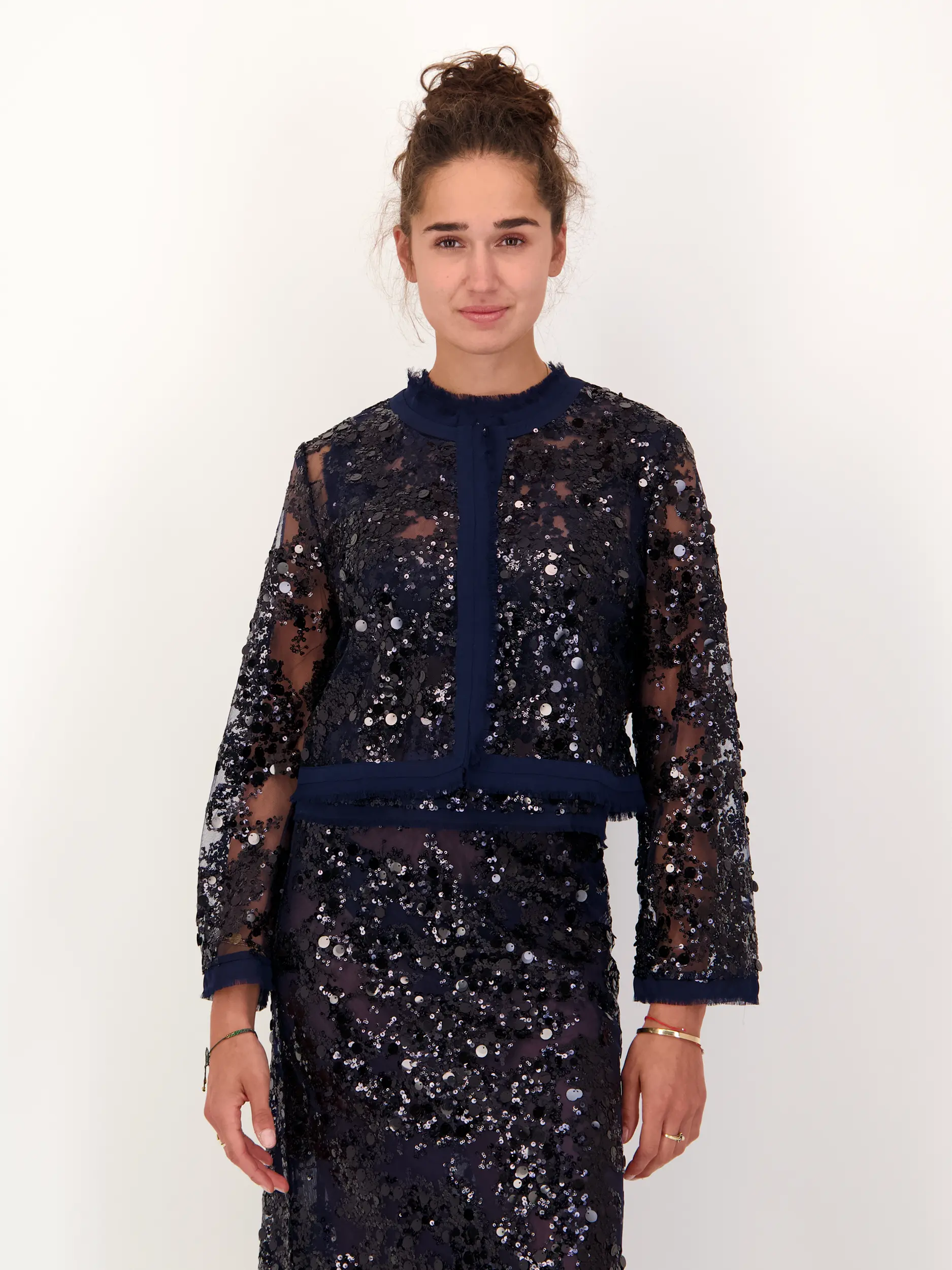 Jacke mit Pailletten - Artikel Vorderseite getragen von einem Modell - Farbe: Blau