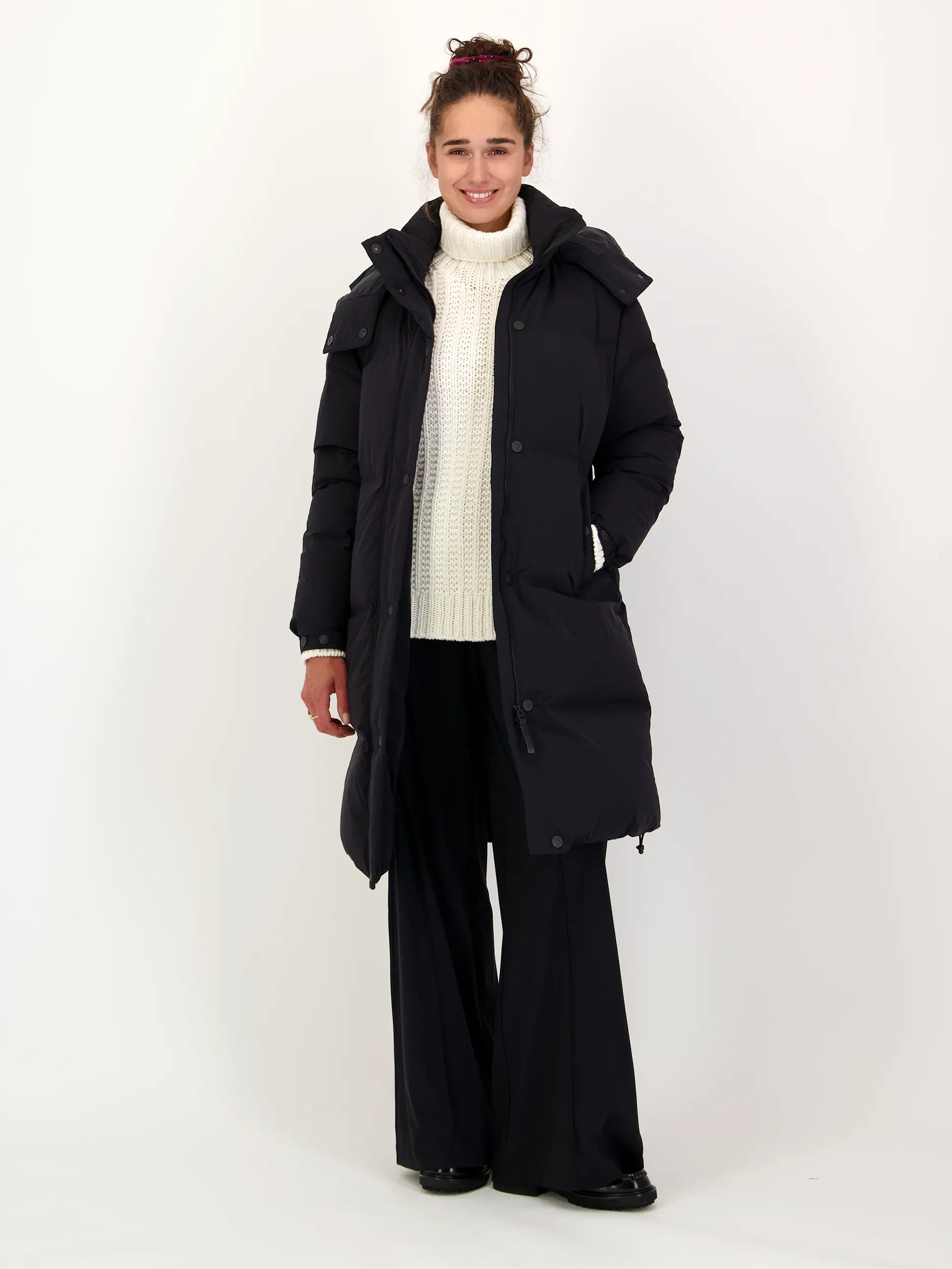 Daunenmantel 'Obon' - Artikel Teil eines Outfits getragen von einem Modell - Farbe: Schwarz