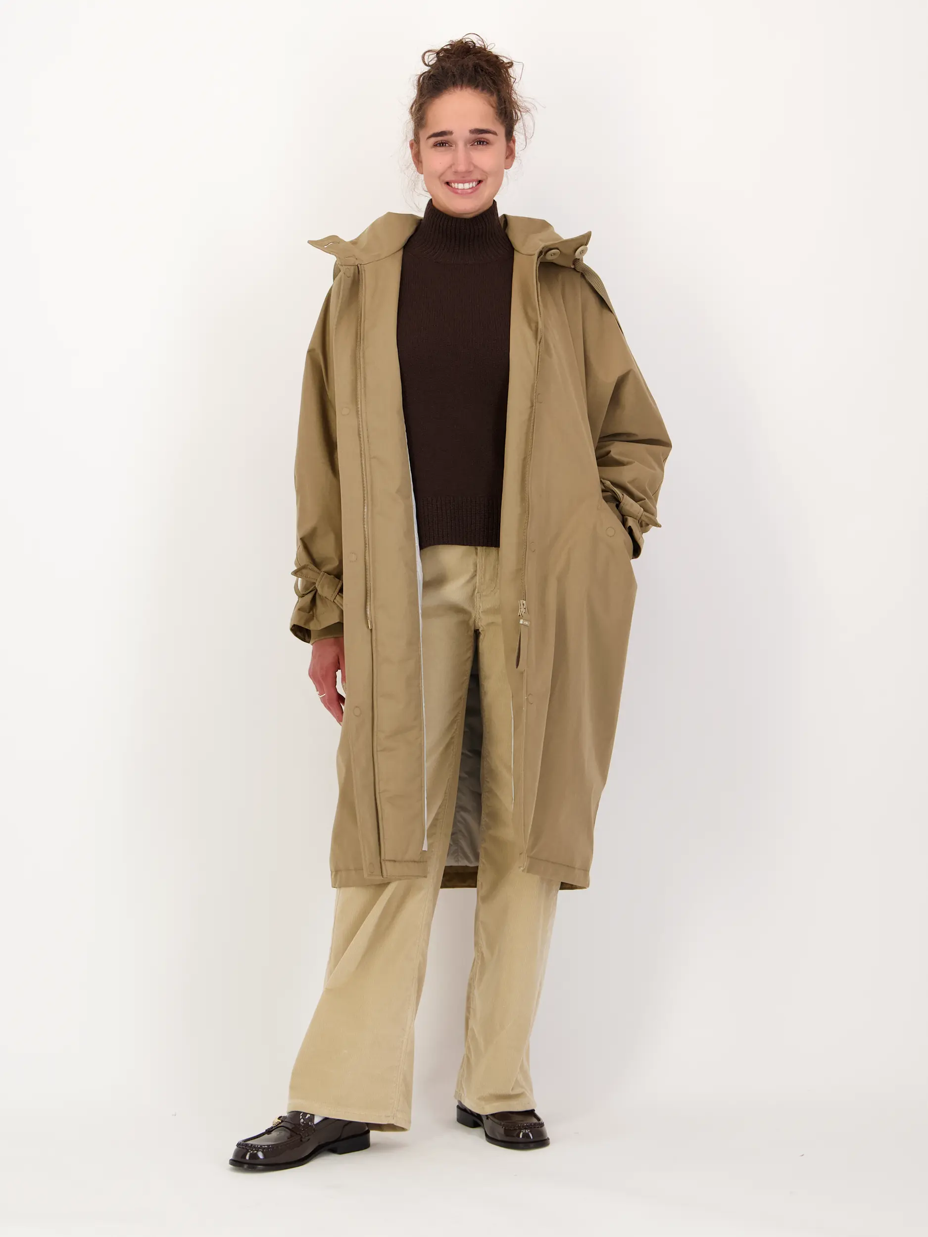Mantel 'Liv' - Artikel Teil eines Outfits getragen von einem Modell - Farbe: Braun