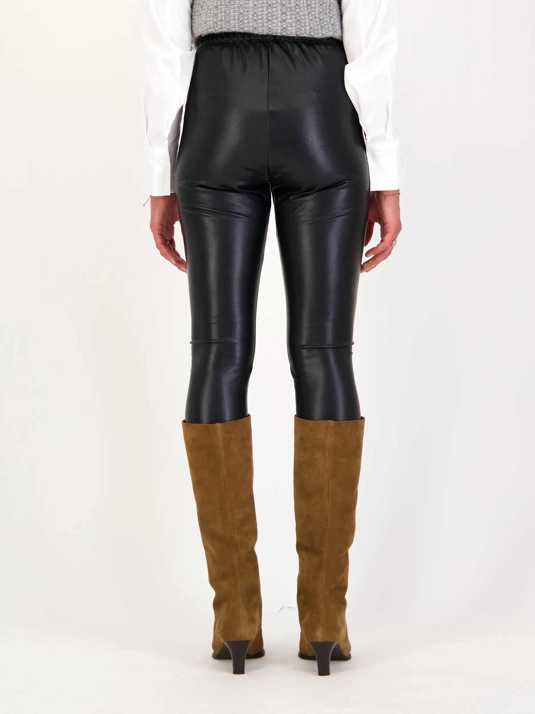 Leggings 'Yoko' aus veganem Leder - Artikel Rückseite getragen von einem Modell - Farbe: Schwarz