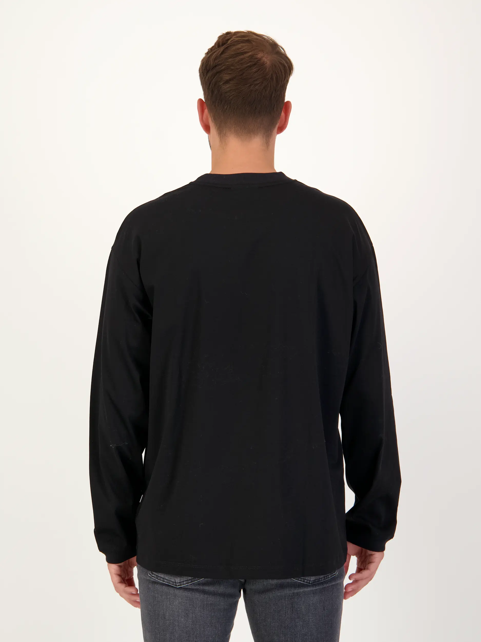 Langarmshirt 'Lionel' - Artikel Rückseite getragen von einem Modell - Farbe: Schwarz