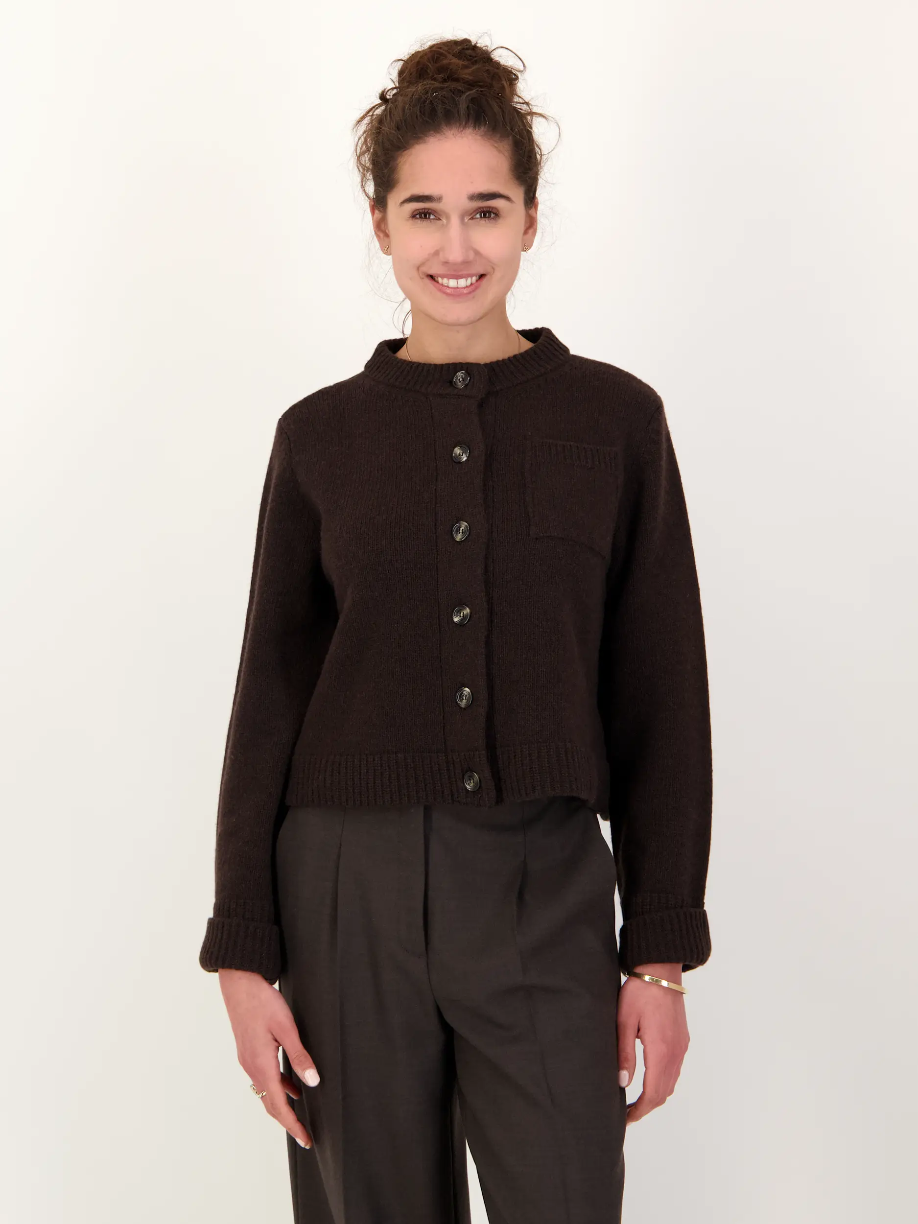 Strickjacke 'Lilly' aus Wolle - Artikel Vorderseite getragen von einem Modell - Farbe: Braun