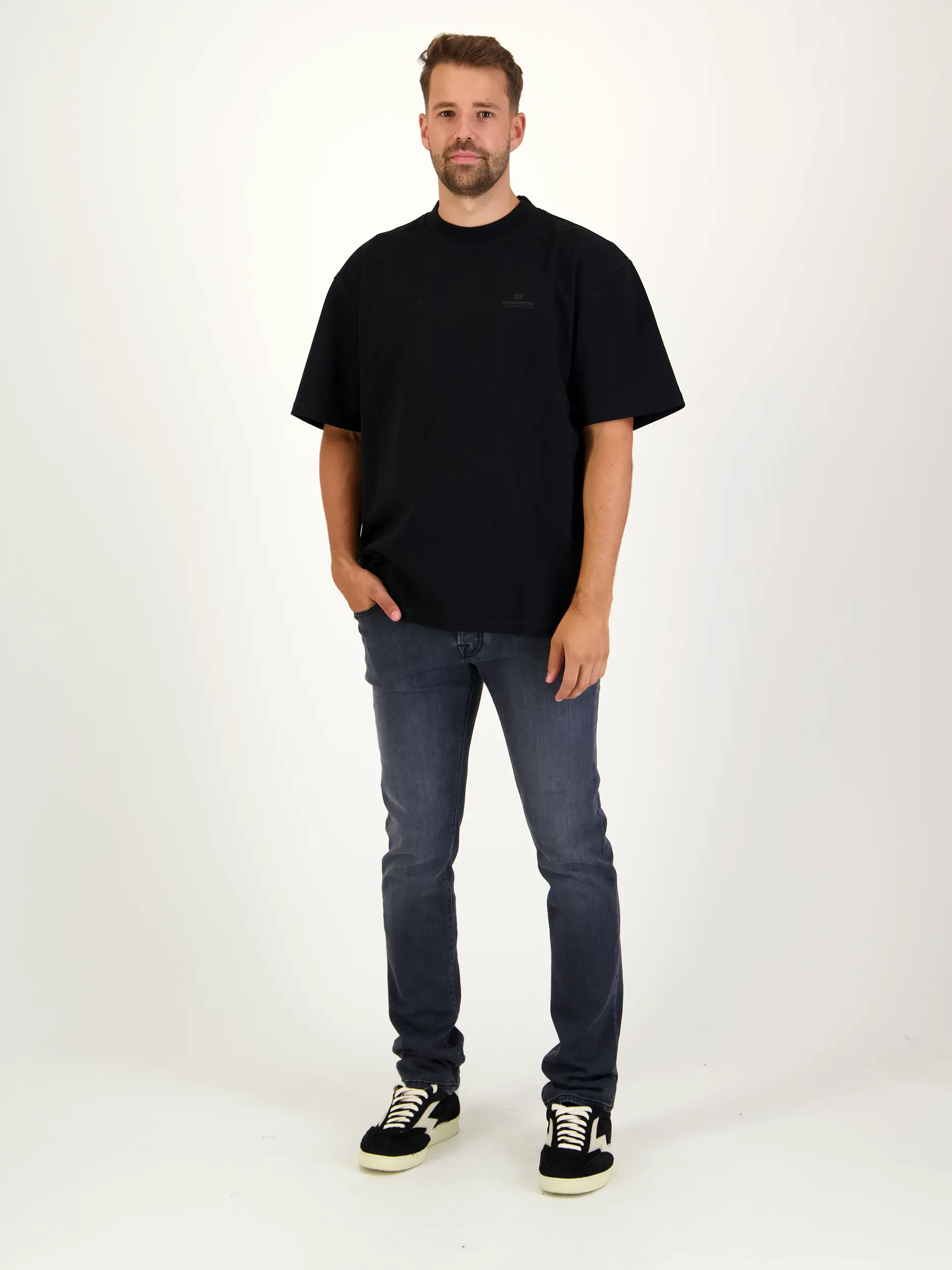 T-Shirt 'Reg' - Artikel Teil eines Outfits getragen von einem Modell - Farbe: Schwarz