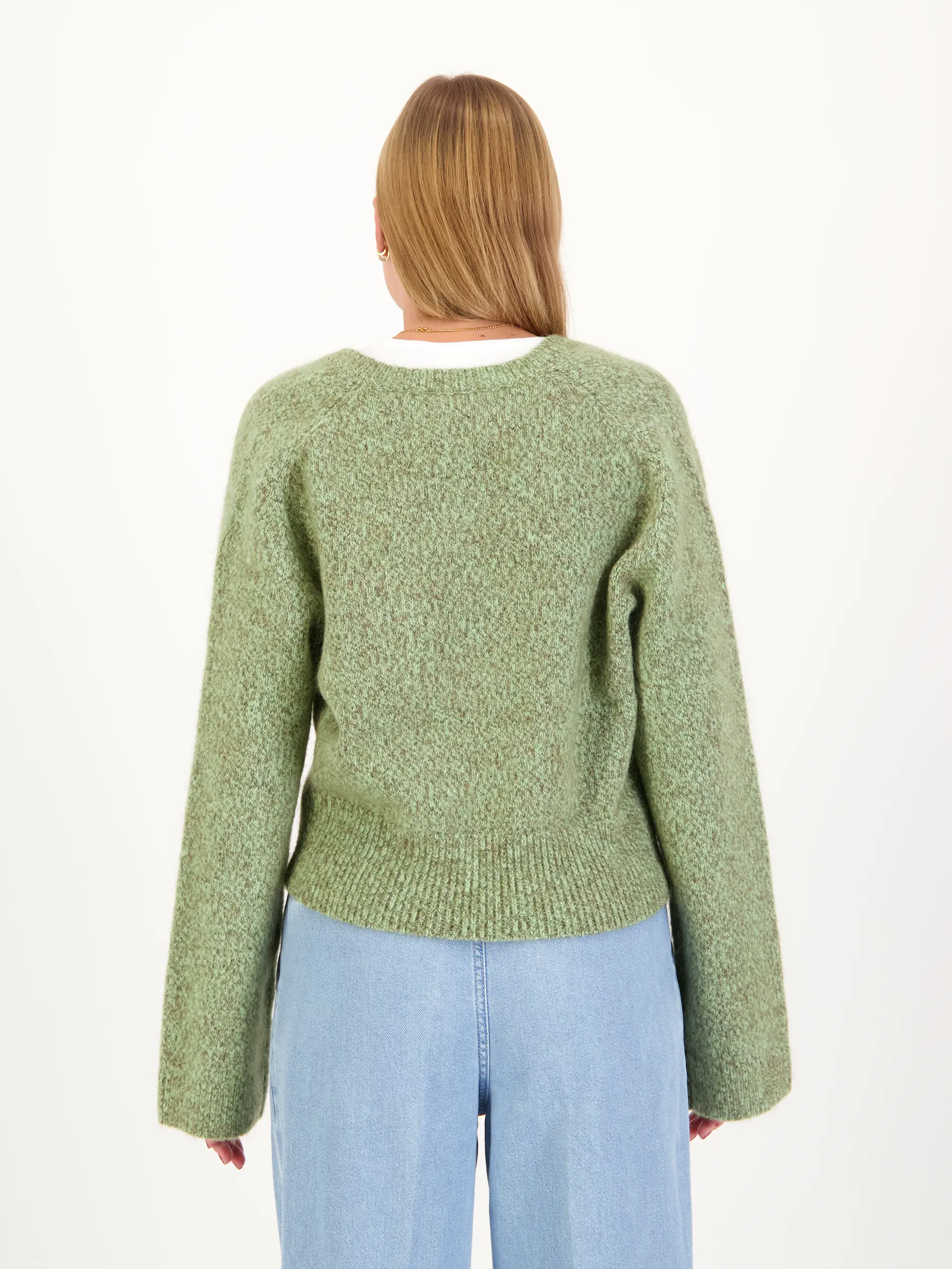 Melierter Pullover mit V-Ausschnitt - Artikel Rückseite getragen von einem Modell - Farbe: Grün