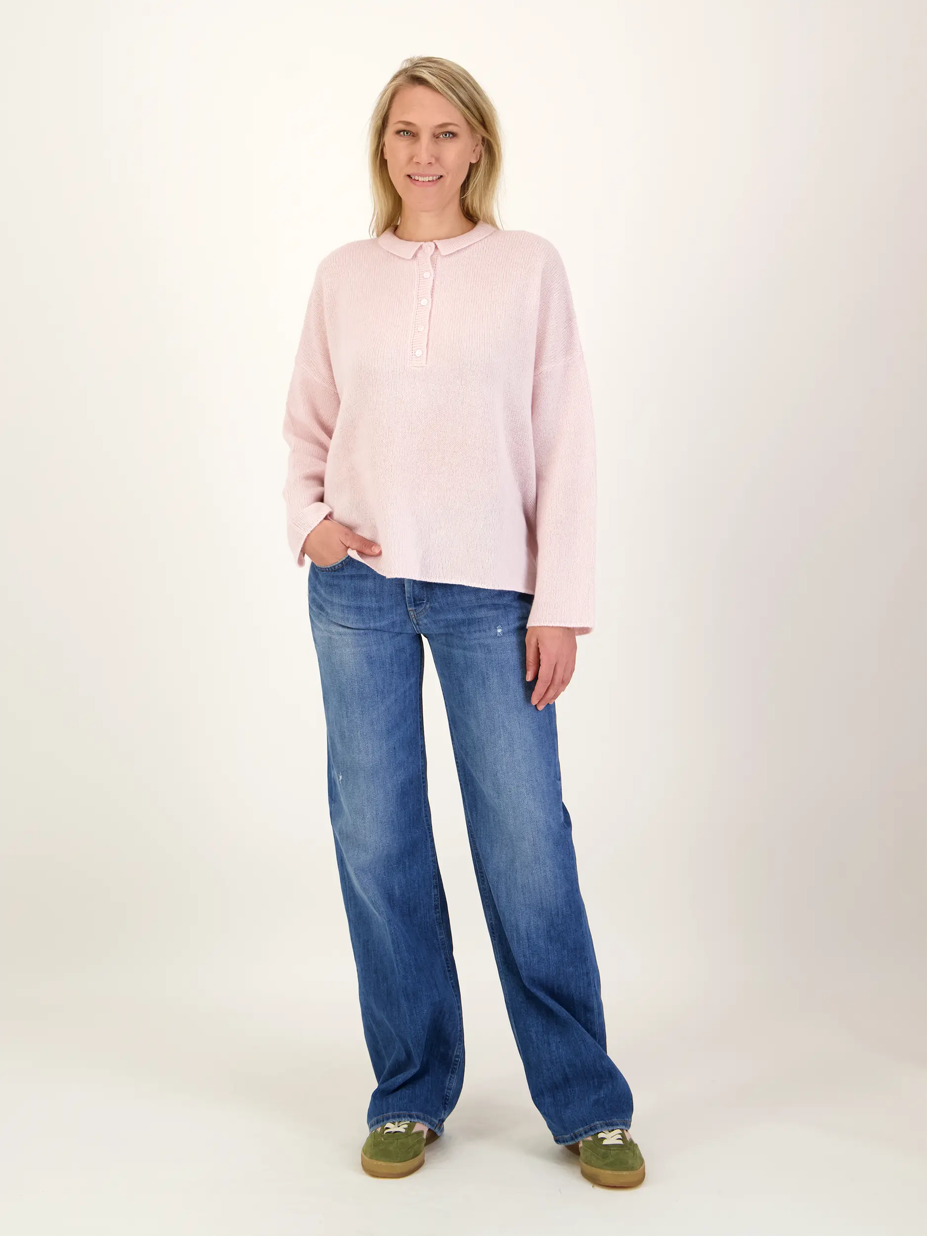 Pullover aus Cashmere langarm - Artikel Teil eines Outfits getragen von einem Modell