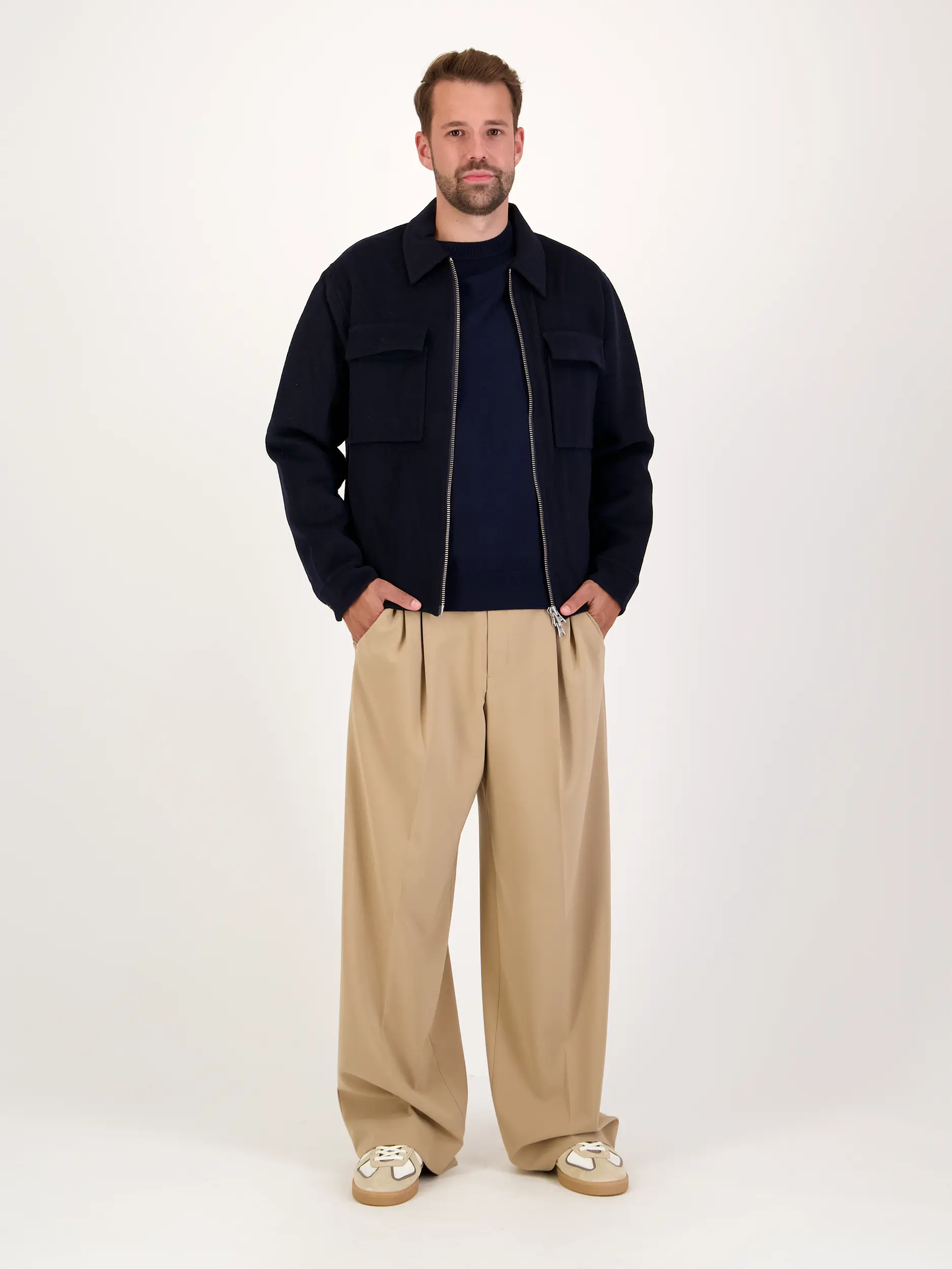Overshirt 'Alban' aus Wolle - Artikel Teil eines Outfits getragen von einem Modell - Farbe: Blau