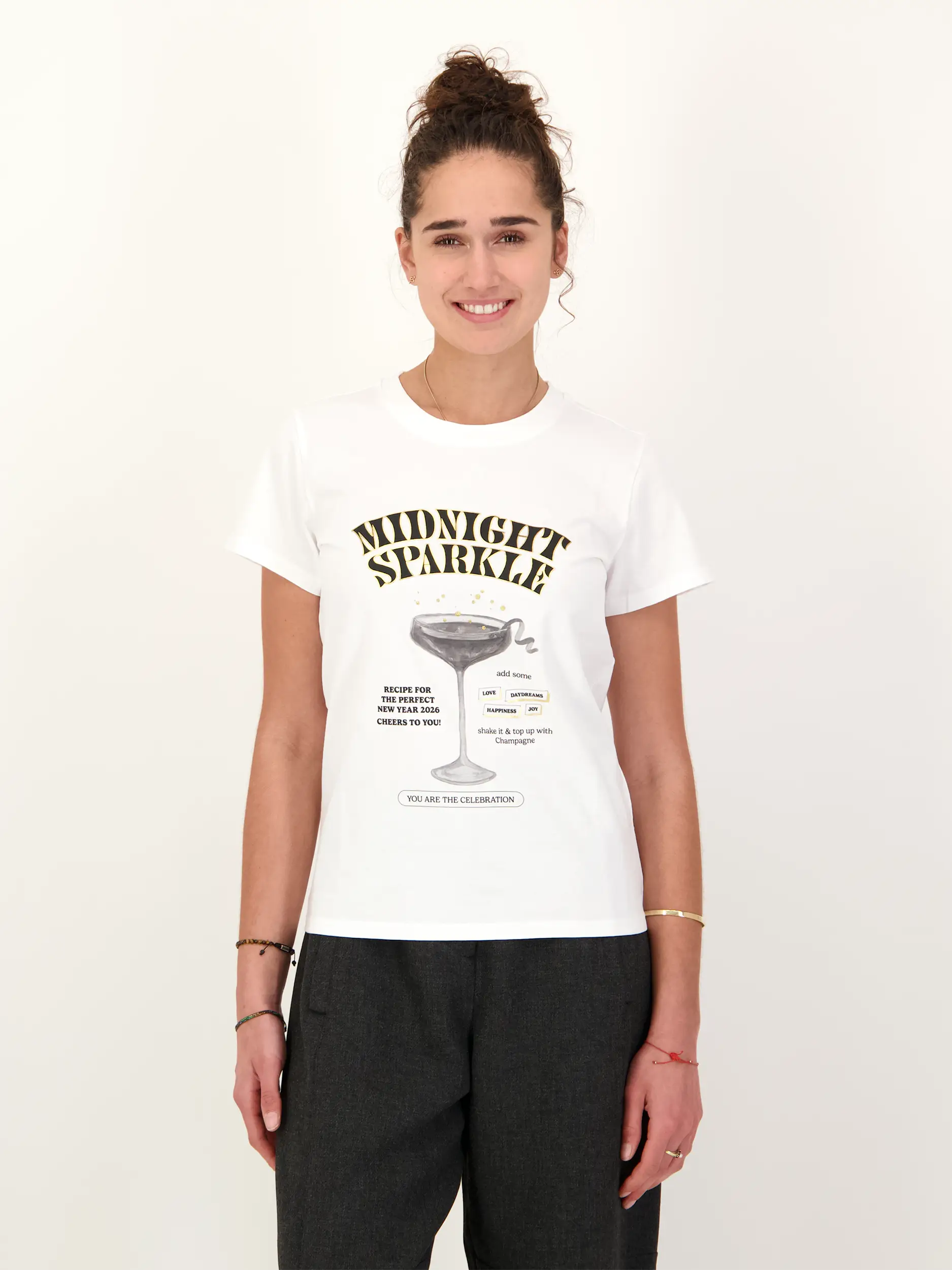 T-Shirt 'Midnight Sparkle' mit Print - Artikel Vorderseite getragen von einem Modell - Farbe: Weiß