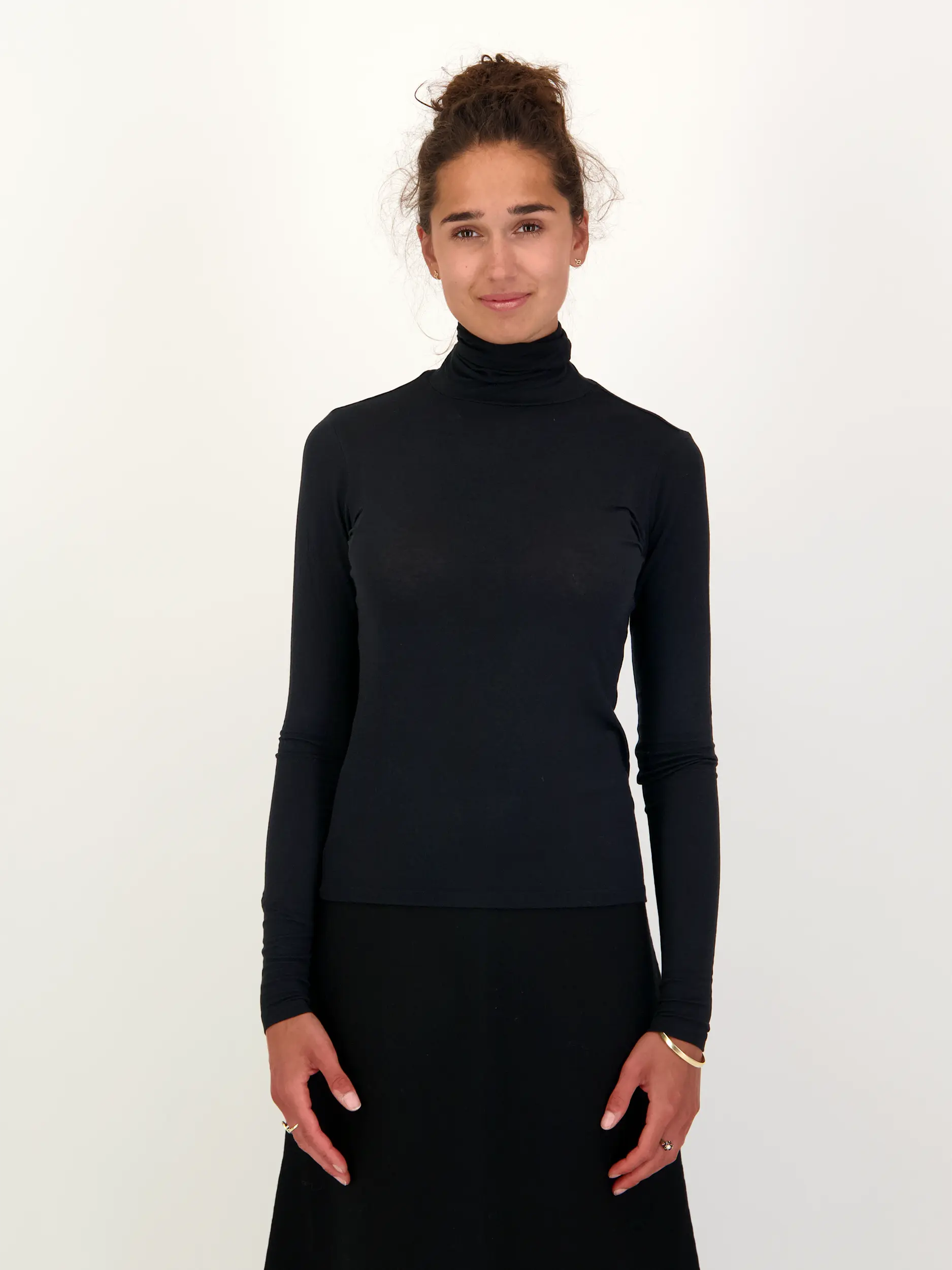 Langarmshirt 'Chic Comfort' - Artikel Vorderseite getragen von einem Modell - Farbe: Schwarz