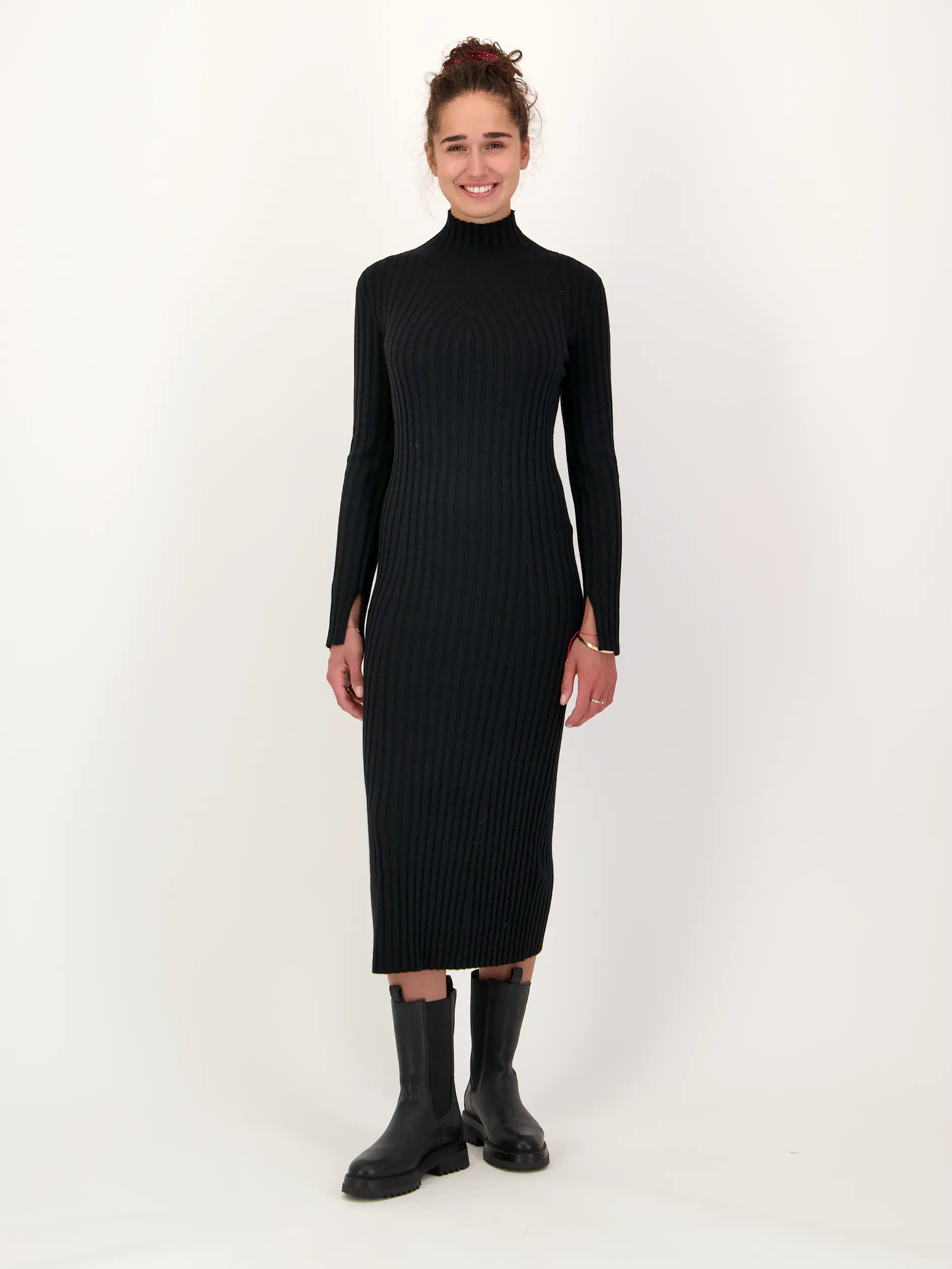 Maxi Strickkleid 'Folas' - Artikel Vorderseite getragen von einem Modell - Farbe: Schwarz