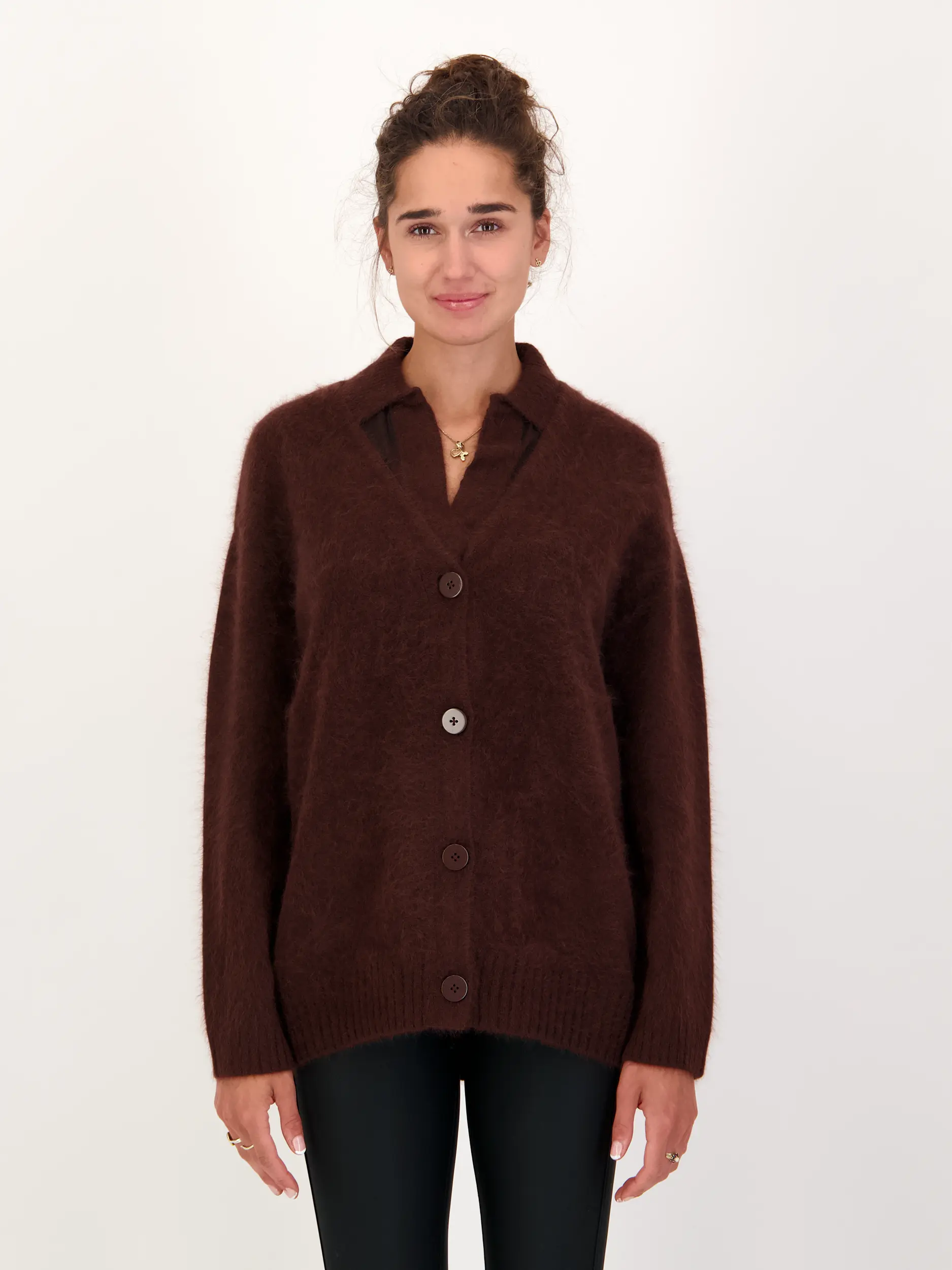 Strickjacke 'Fluffy Statement' aus Wolle - Artikel Vorderseite getragen von einem Modell - Farbe: Braun