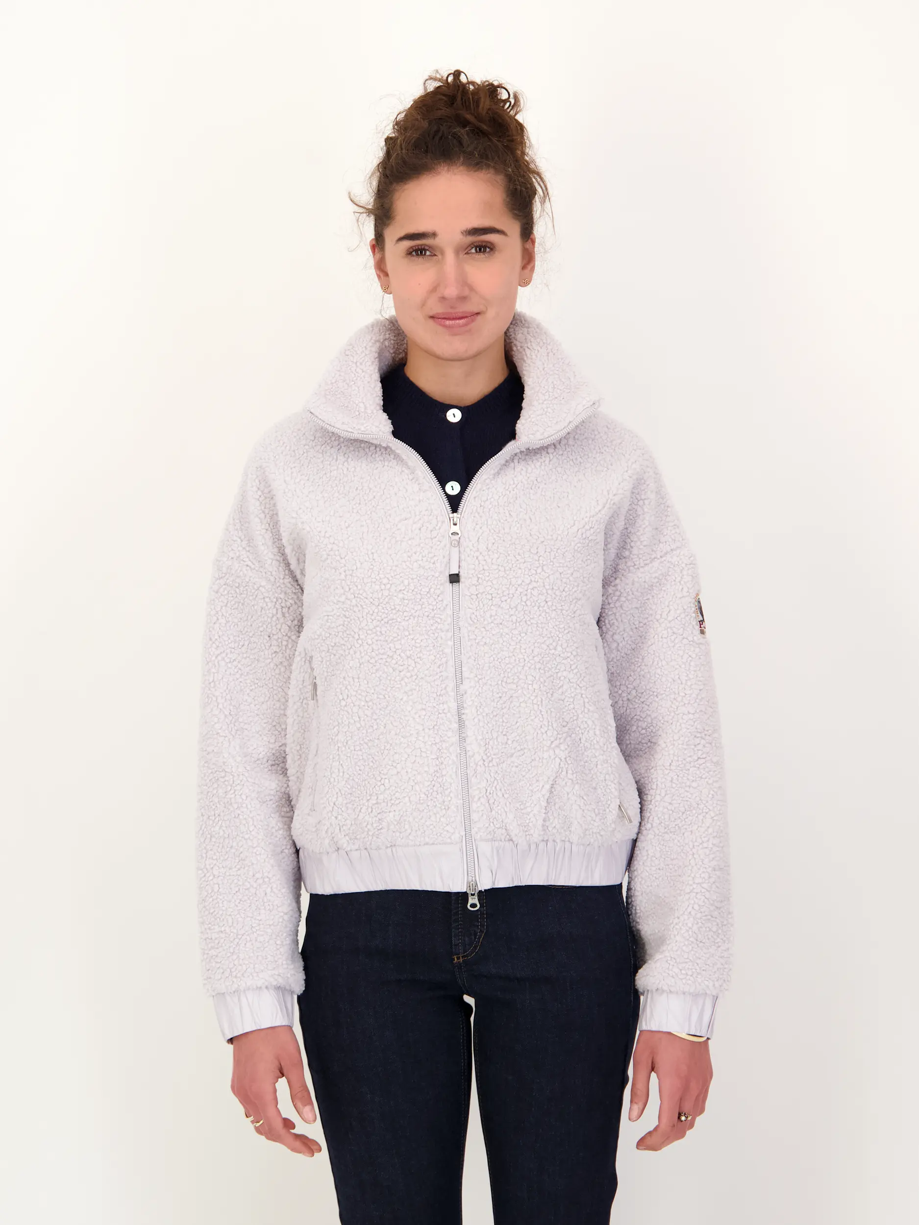 Teddyjacke 'Sori' - Artikel Vorderseite getragen von einem Modell - Farbe: Grau