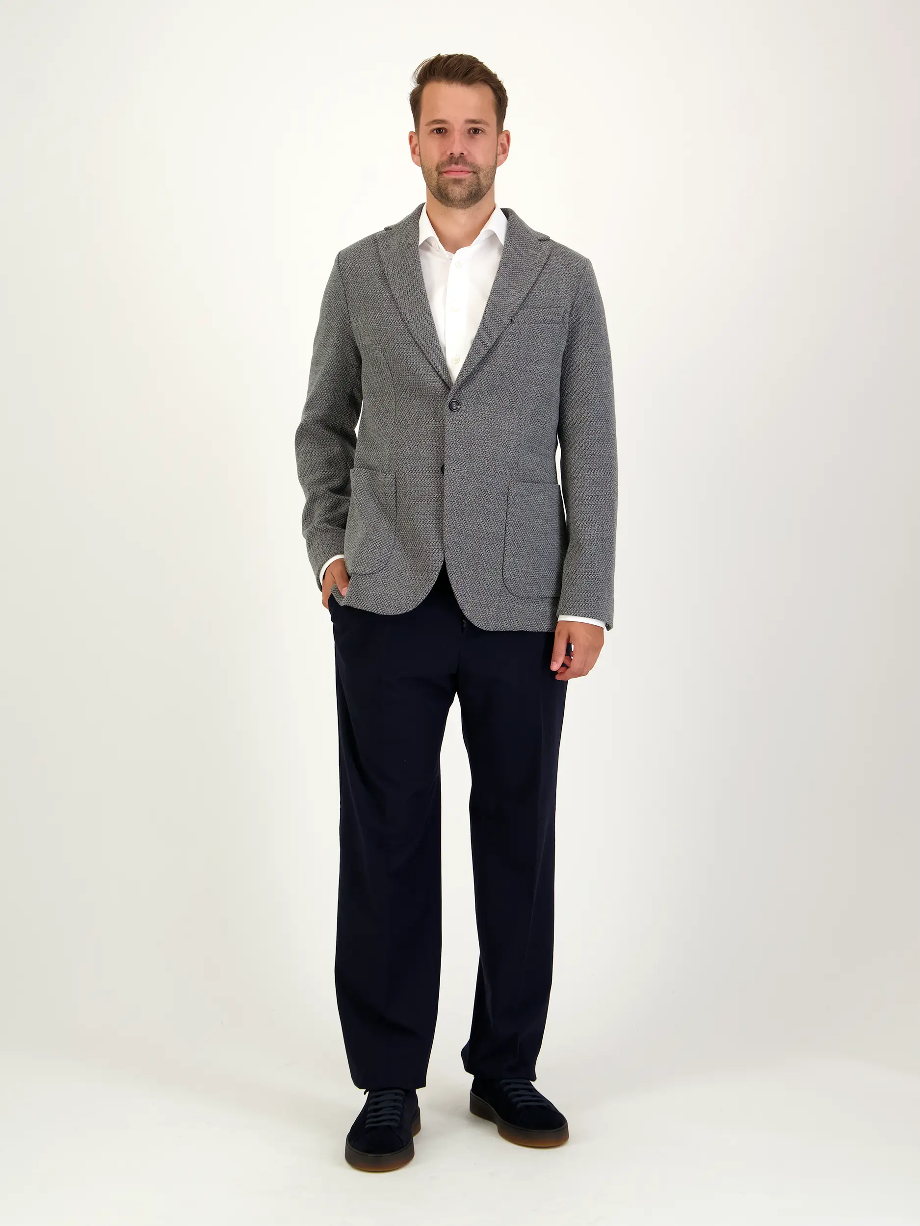 Wollsakko - Artikel Teil eines Outfits getragen von einem Modell - Farbe: Grau
