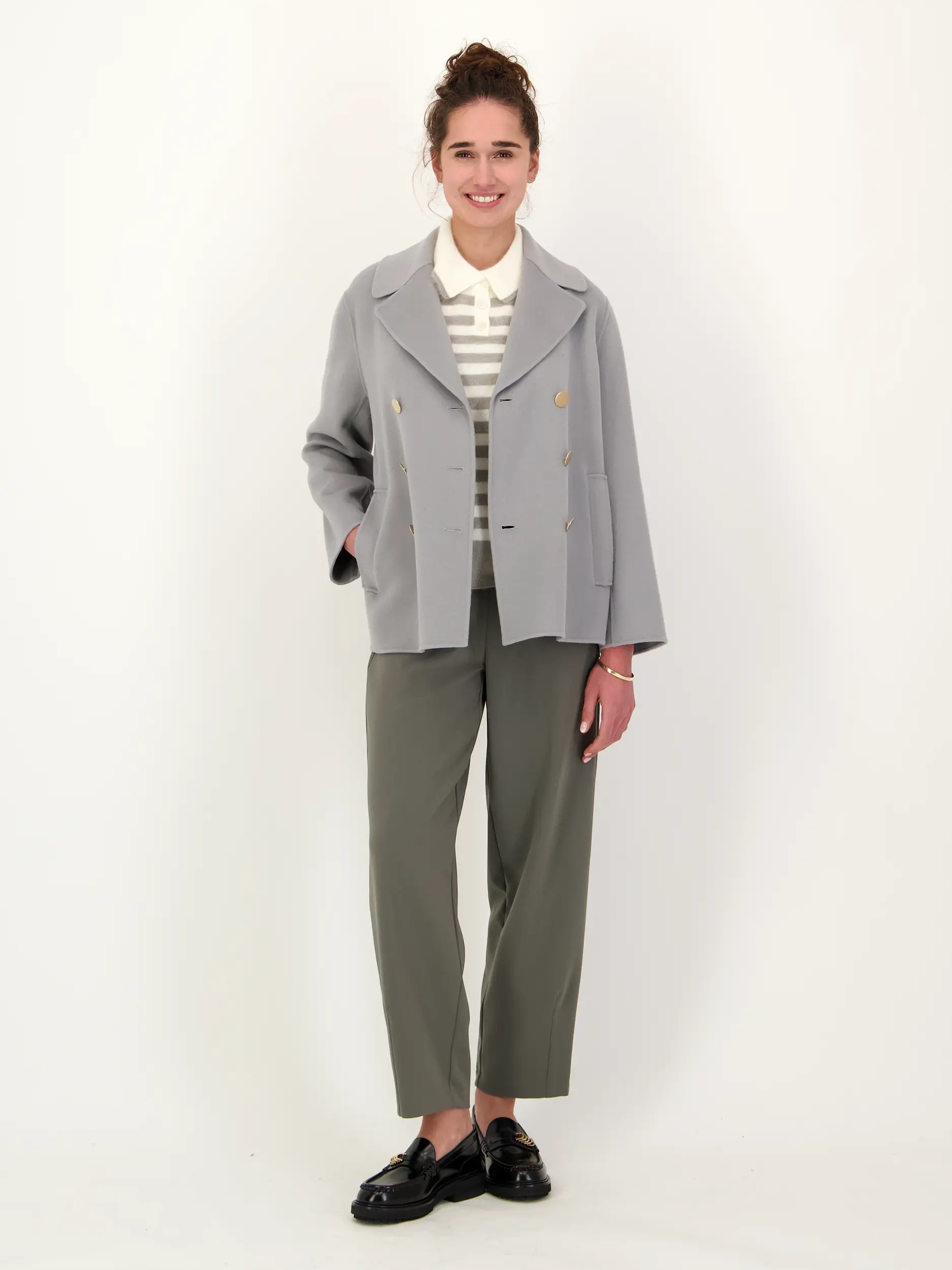 Wolljacke - Artikel Teil eines Outfits getragen von einem Modell - Farbe: Grau