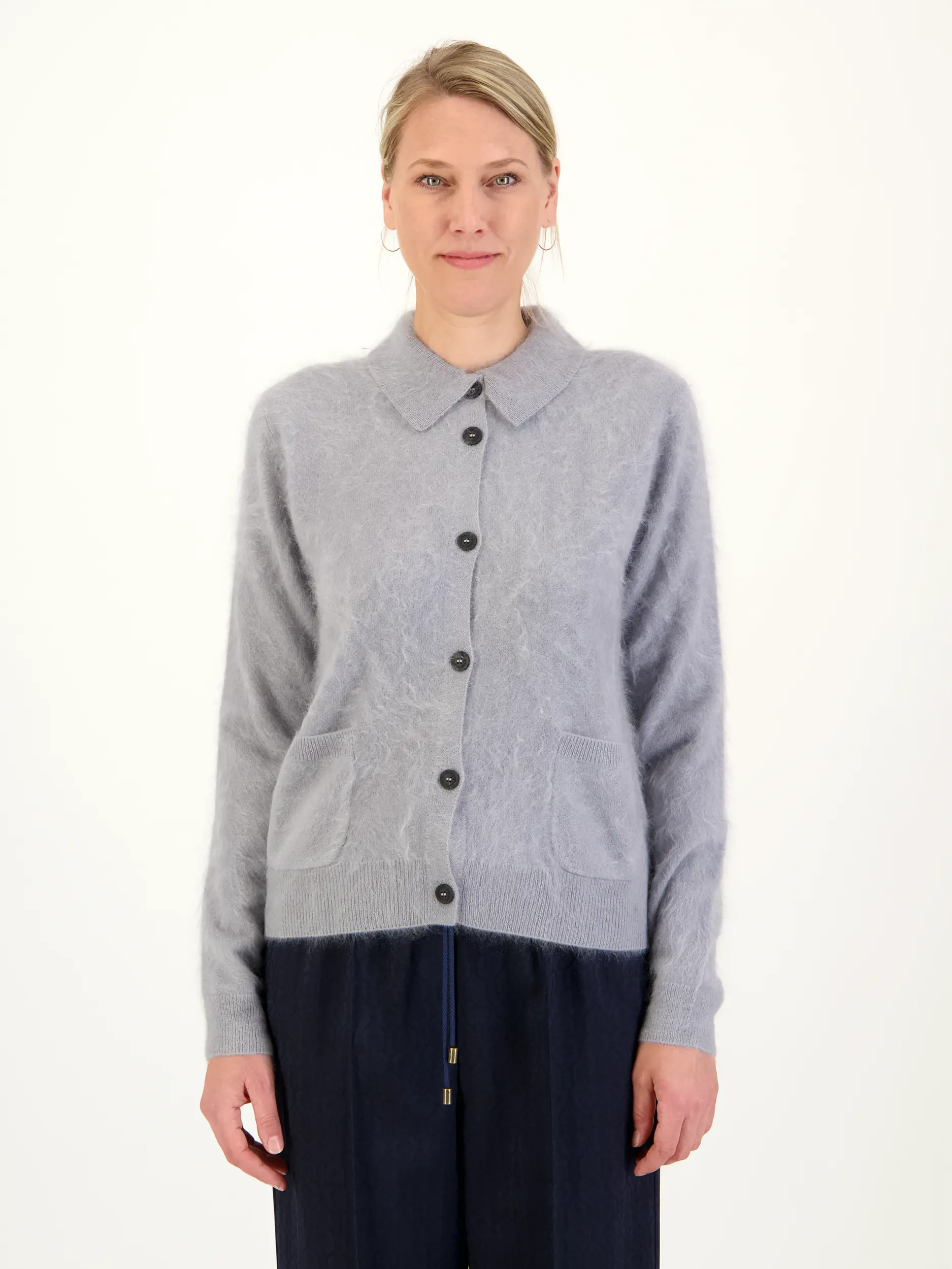 Strickjacke 'Elyn' aus Kaschmir - Artikel Vorderseite getragen von einem Modell - Farbe: Grau