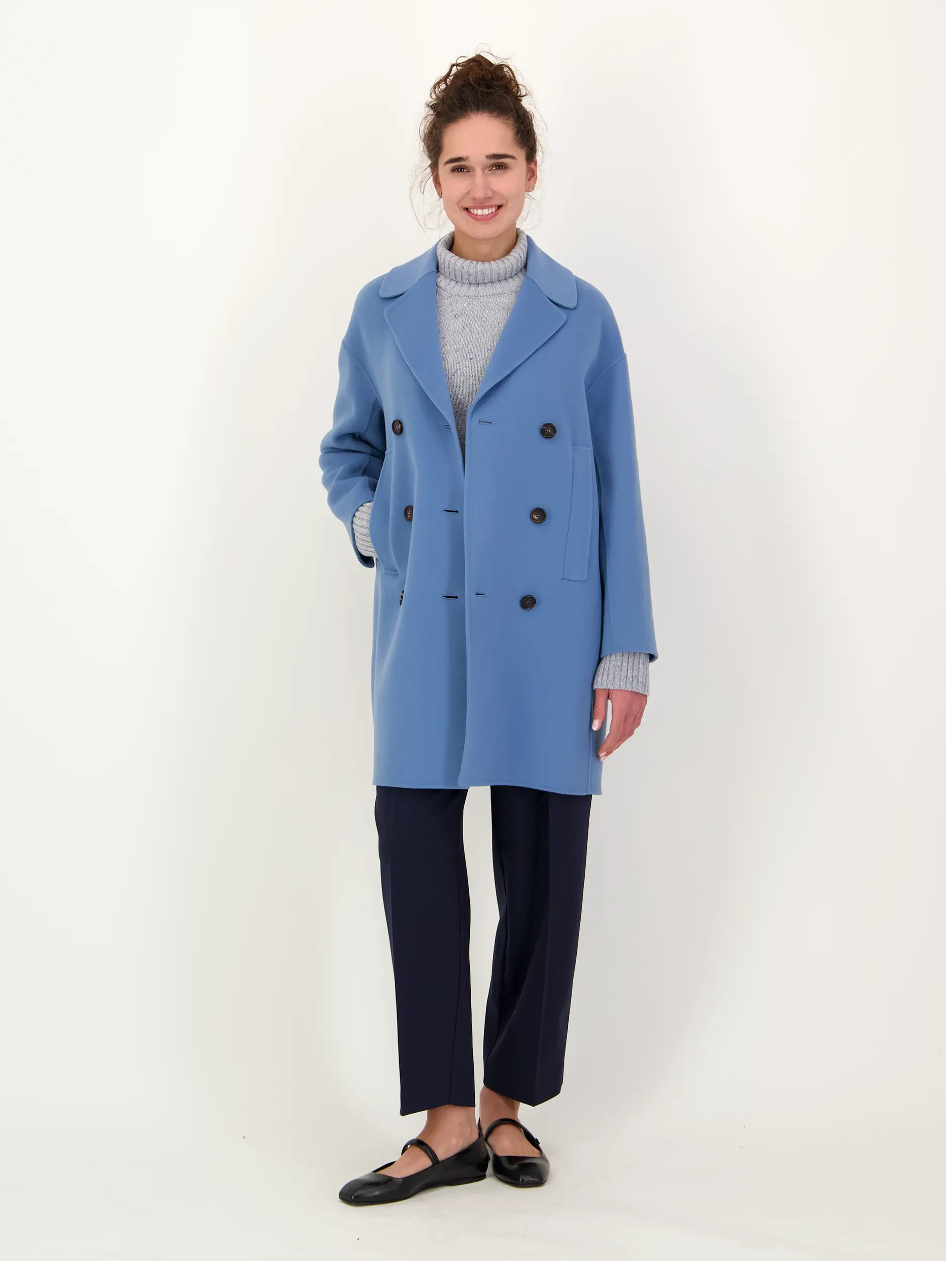 Wollmantel 'Smmeden' - Artikel Teil eines Outfits getragen von einem Modell - Farbe: Blau