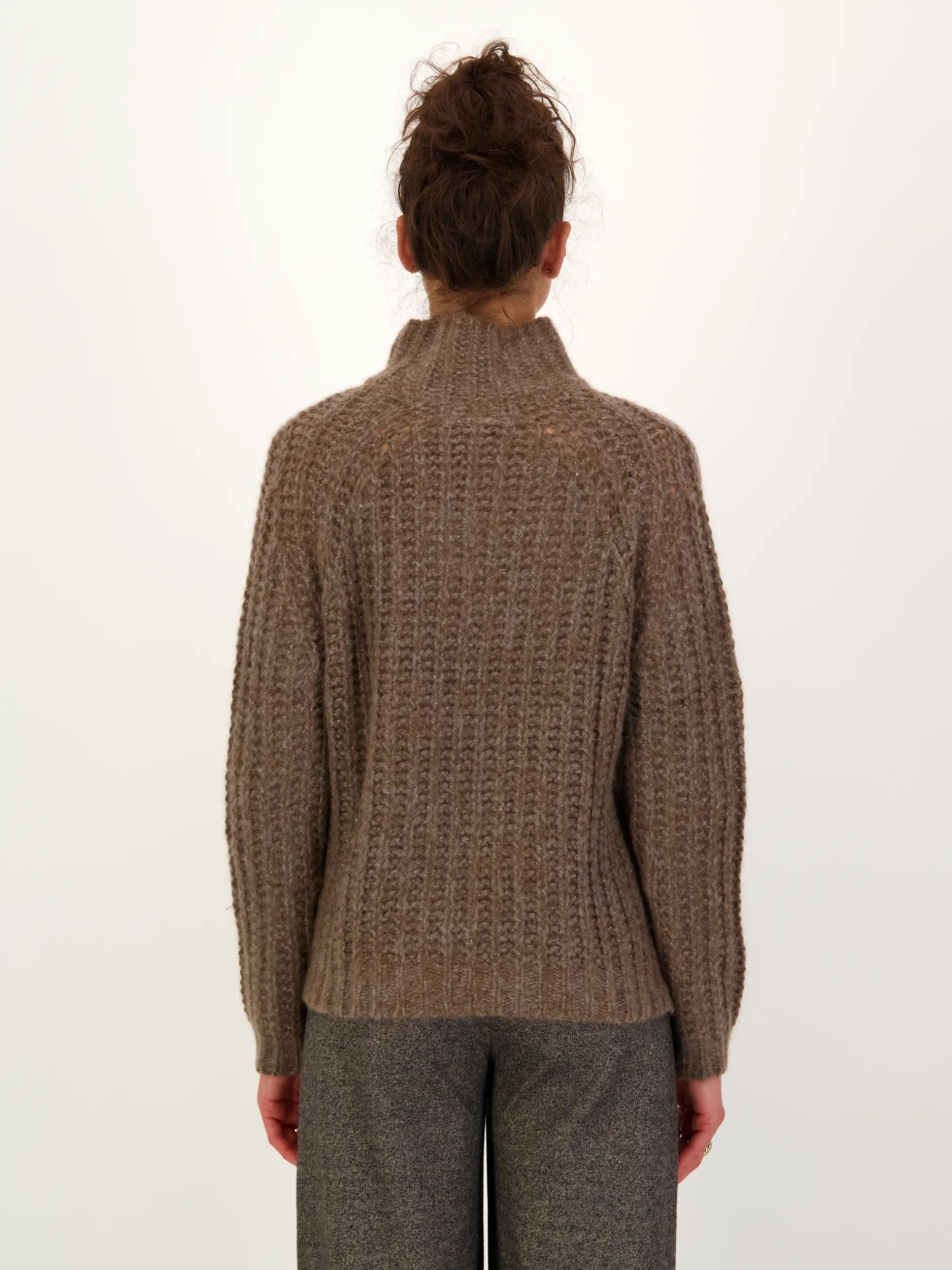 Pullover aus Kaschmir-Mix langarm - Artikel Rückseite getragen von einem Modell - Farbe: Braun