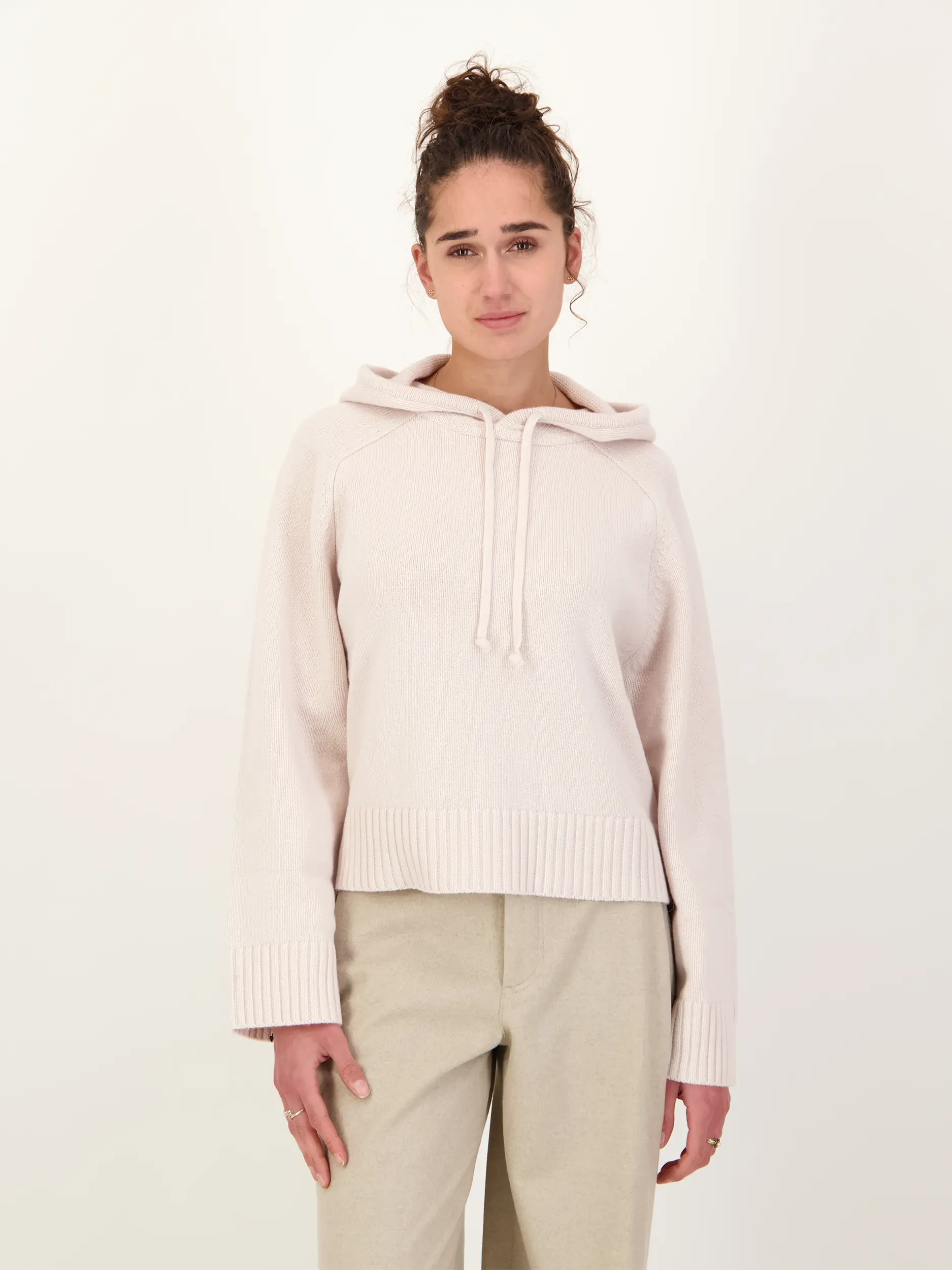 Pullover 'Satilly' aus Wolle langarm - Artikel Vorderseite getragen von einem Modell - Farbe: Beige
