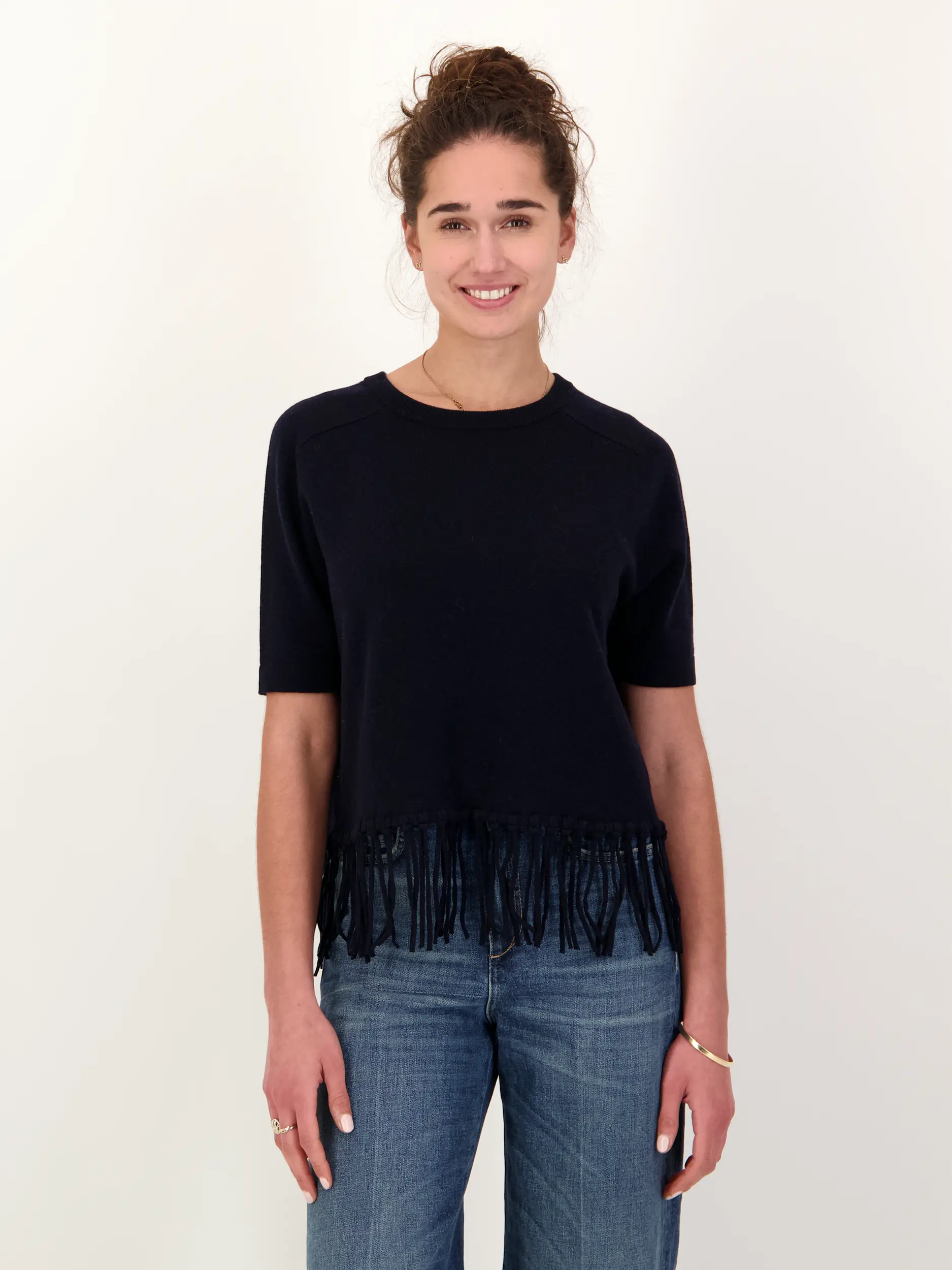 Pullover aus Wolle mit Fransen kurzarm - Artikel Vorderseite getragen von einem Modell - Farbe: Blau