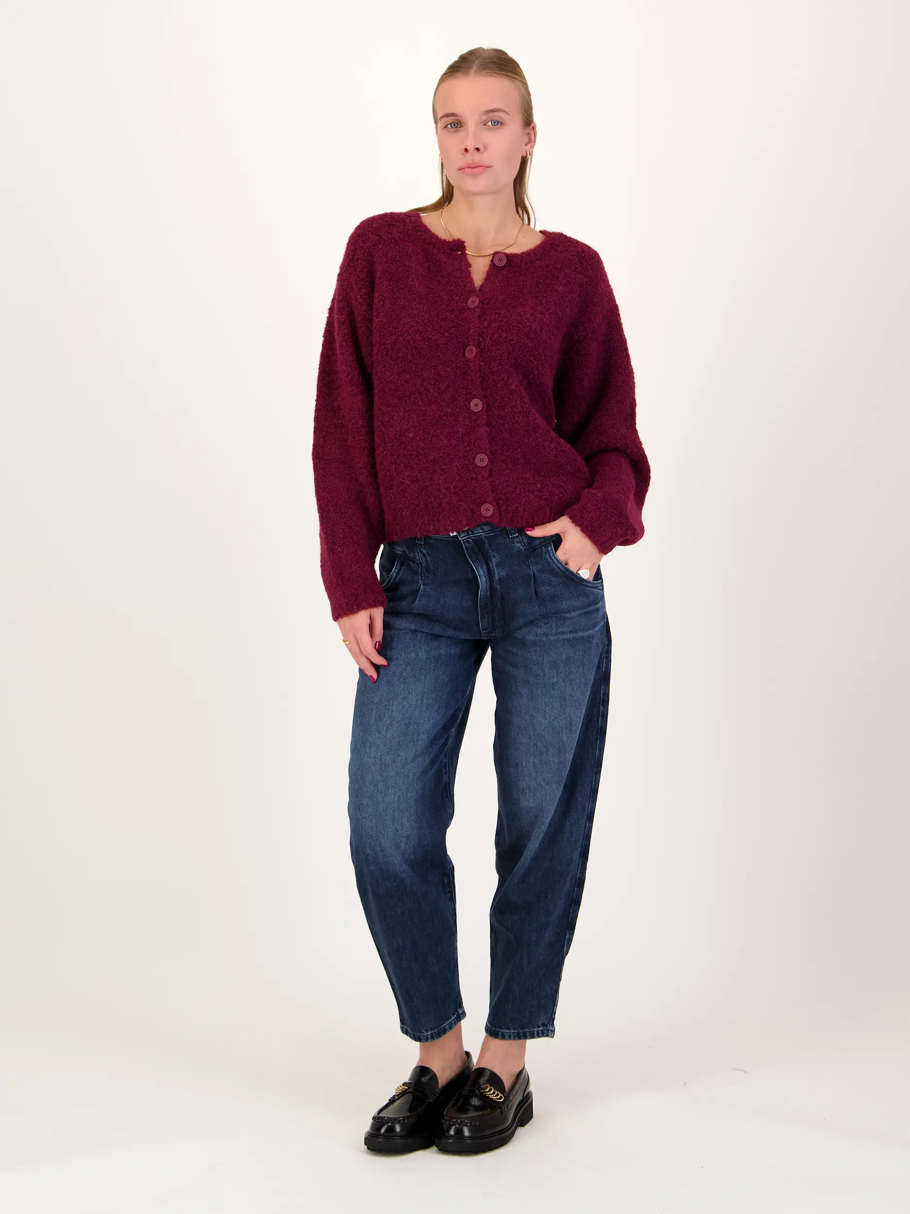 Strickjacke aus Woll-Mix - Artikel Teil eines Outfits getragen von einem Modell - Farbe: Rot